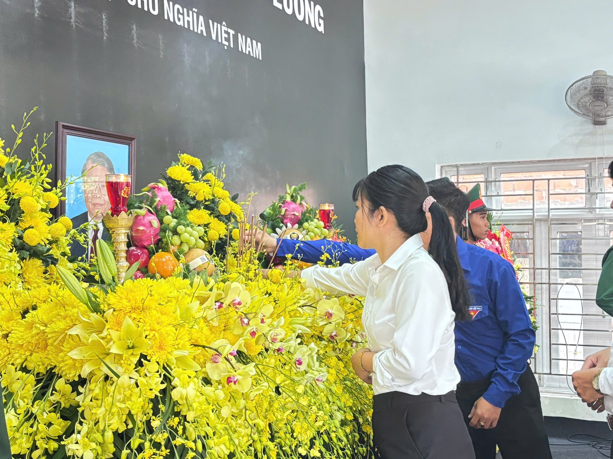 Trang nghiêm lễ viếng nguyên Chủ tịch nước Trần Đức Lương tại quê nhà Quảng Ngãi ảnh 15