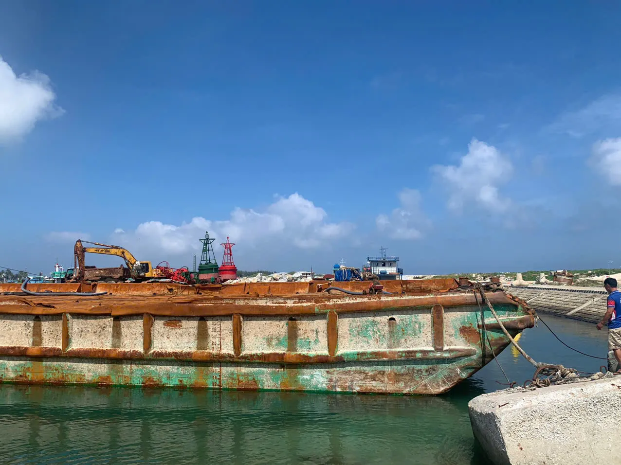 Trục vớt tàu kéo sà lan chìm khiến 9 người chết và mất tích ở vùng biển Lý Sơn ảnh 3