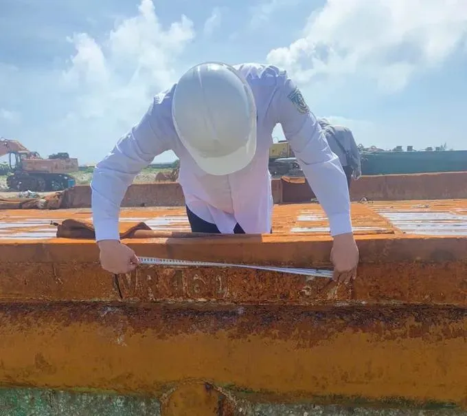 Trục vớt tàu kéo sà lan chìm khiến 9 người chết và mất tích ở vùng biển Lý Sơn ảnh 6