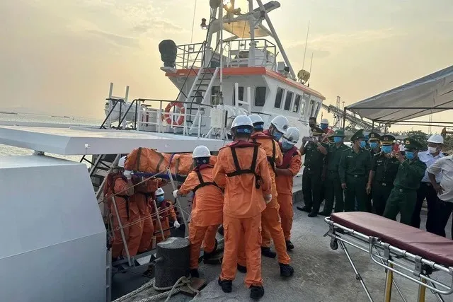 Trục vớt tàu kéo sà lan chìm khiến 9 người chết và mất tích ở vùng biển Lý Sơn ảnh 8