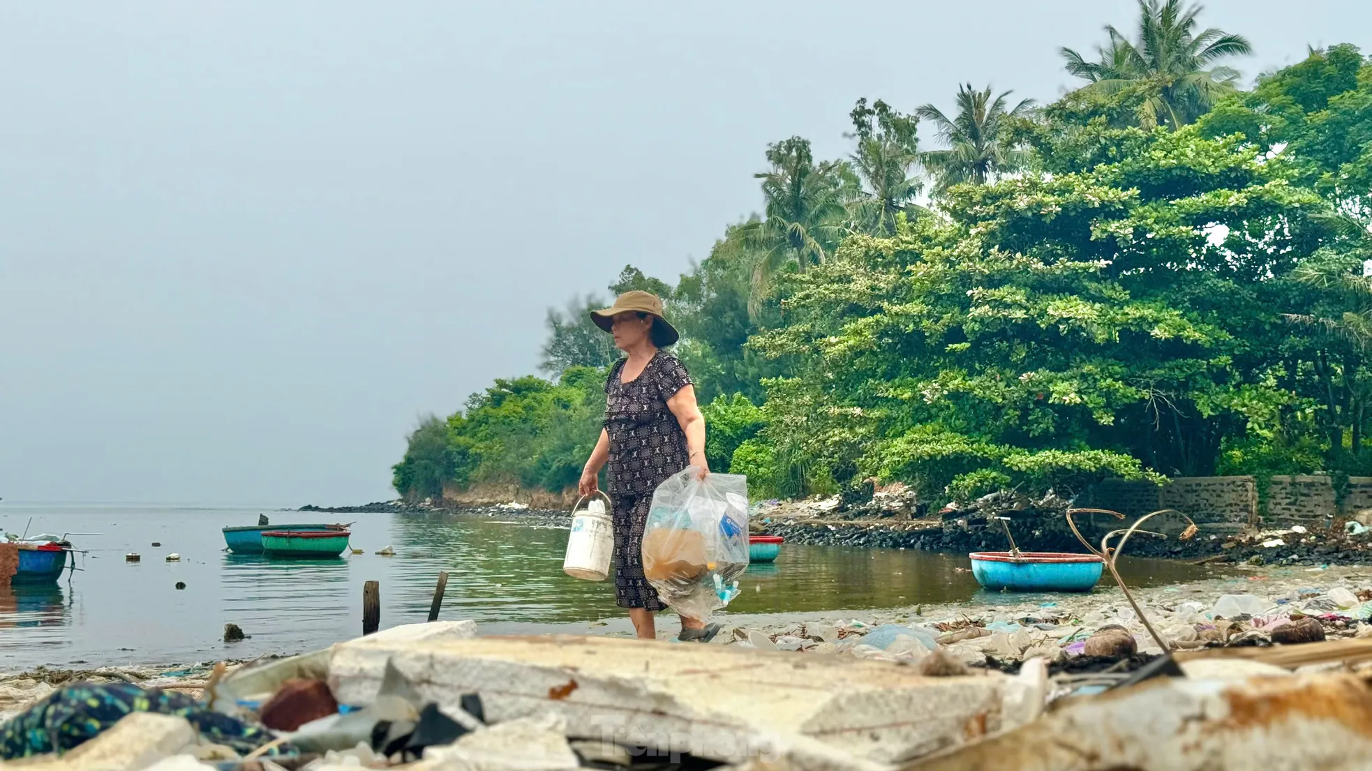 Kinh hãi rác thải ngập tràn bờ biển Quảng Ngãi ảnh 16