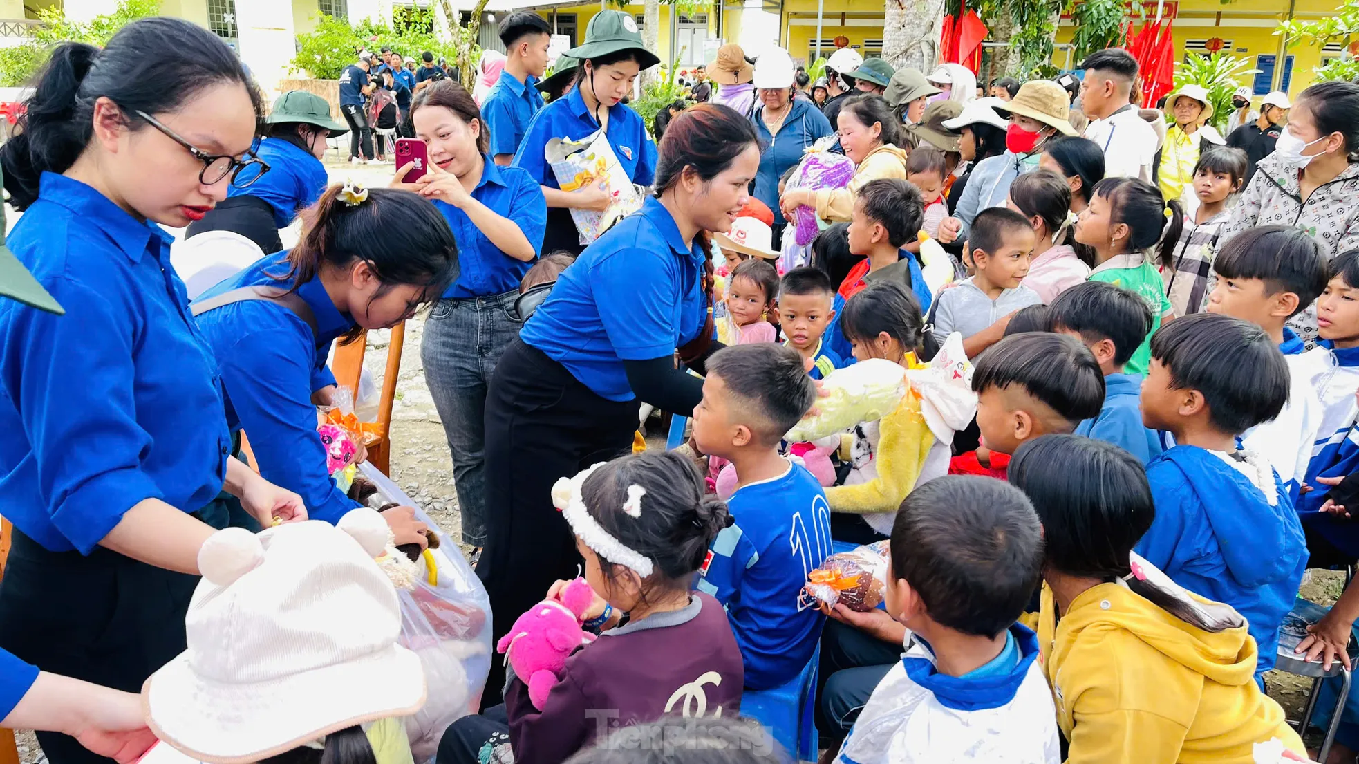 Lan tỏa yêu thương, thắp sáng vùng cao ảnh 12