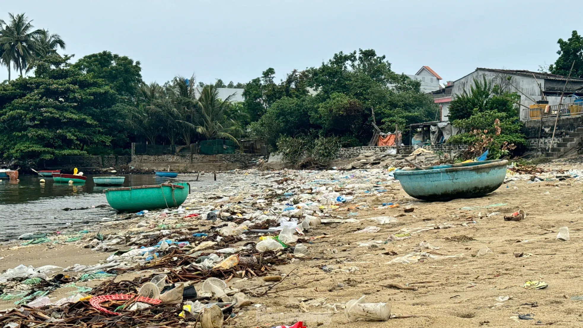 Kinh hãi rác thải ngập tràn bờ biển Quảng Ngãi ảnh 4