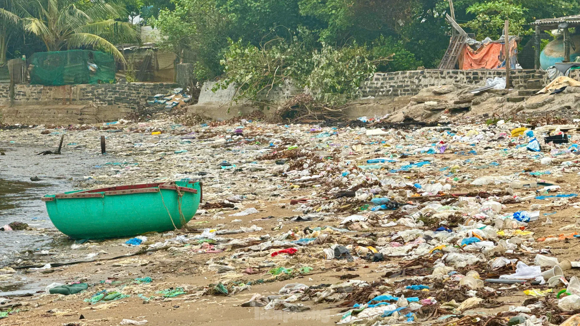 Kinh hãi rác thải ngập tràn bờ biển Quảng Ngãi ảnh 21