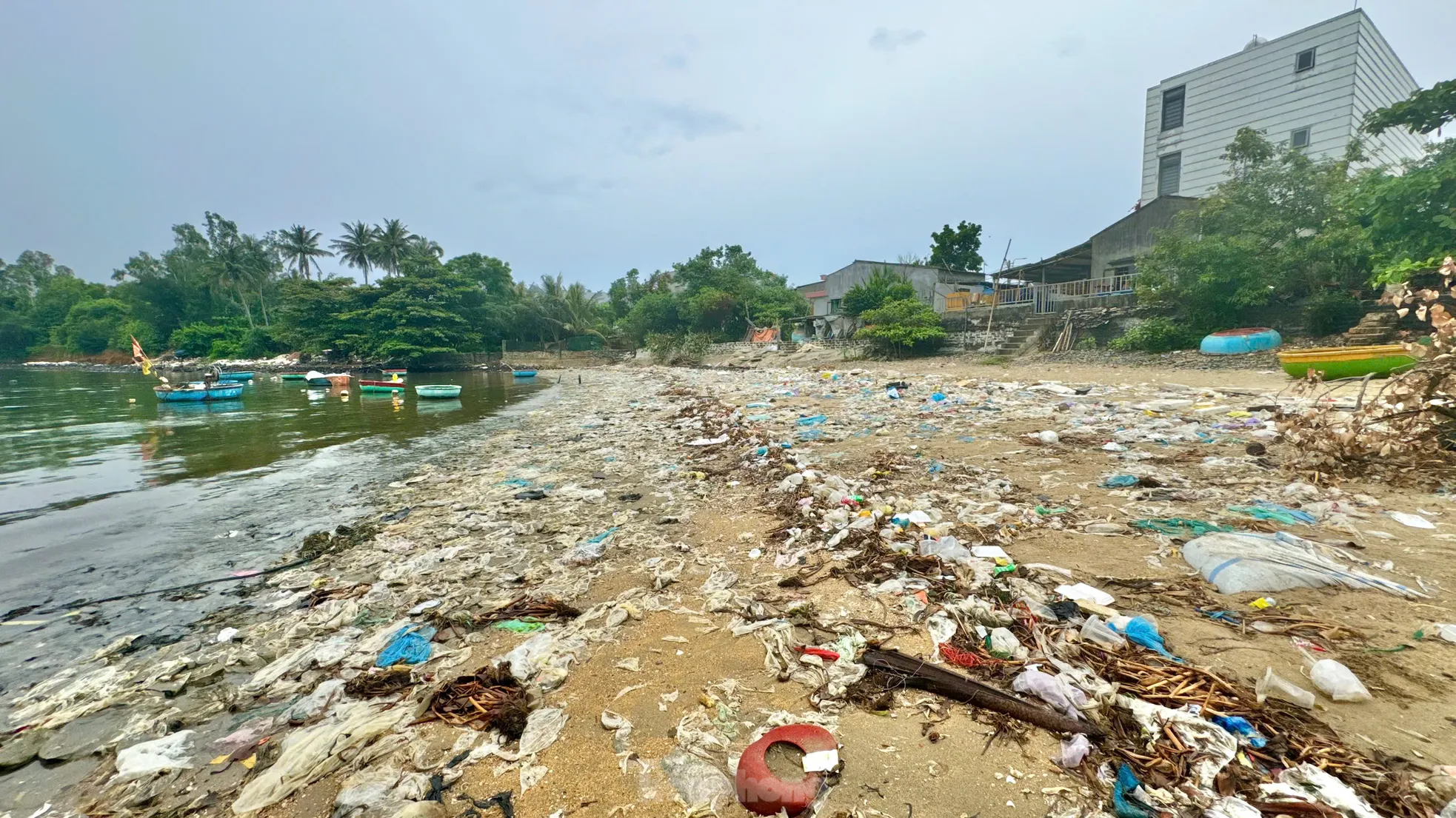 Kinh hãi rác thải ngập tràn bờ biển Quảng Ngãi ảnh 3