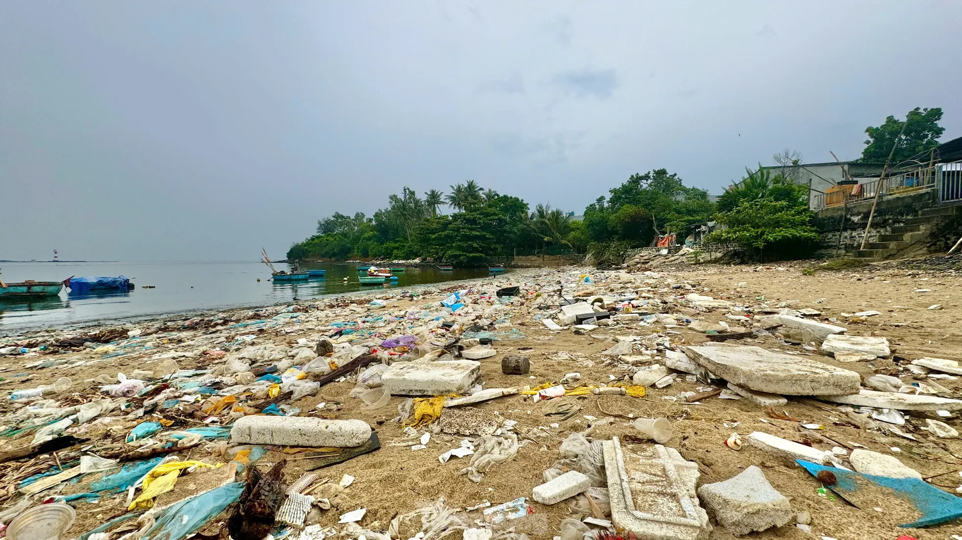 Kinh hãi rác thải ngập tràn bờ biển Quảng Ngãi ảnh 31