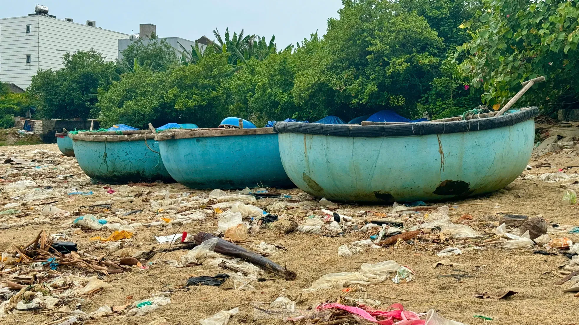 Kinh hãi rác thải ngập tràn bờ biển Quảng Ngãi ảnh 13