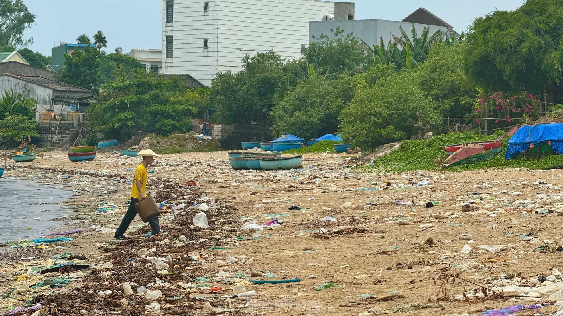 Kinh hãi rác thải ngập tràn bờ biển Quảng Ngãi ảnh 29