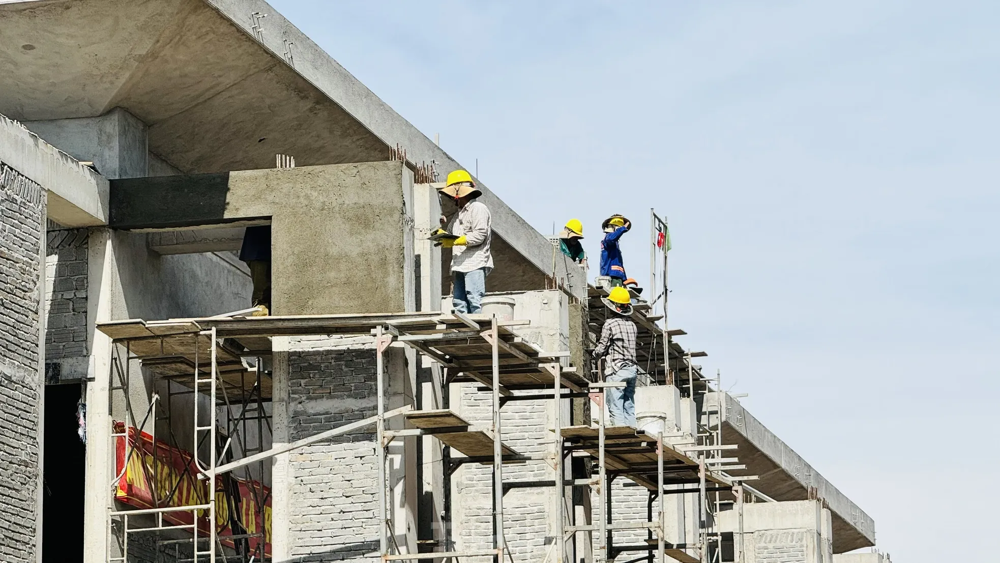 Thi công ngày đêm hoàn thiện nhà công vụ cho hơn 1.100 cán bộ Kon Tum sau sáp nhập ảnh 15