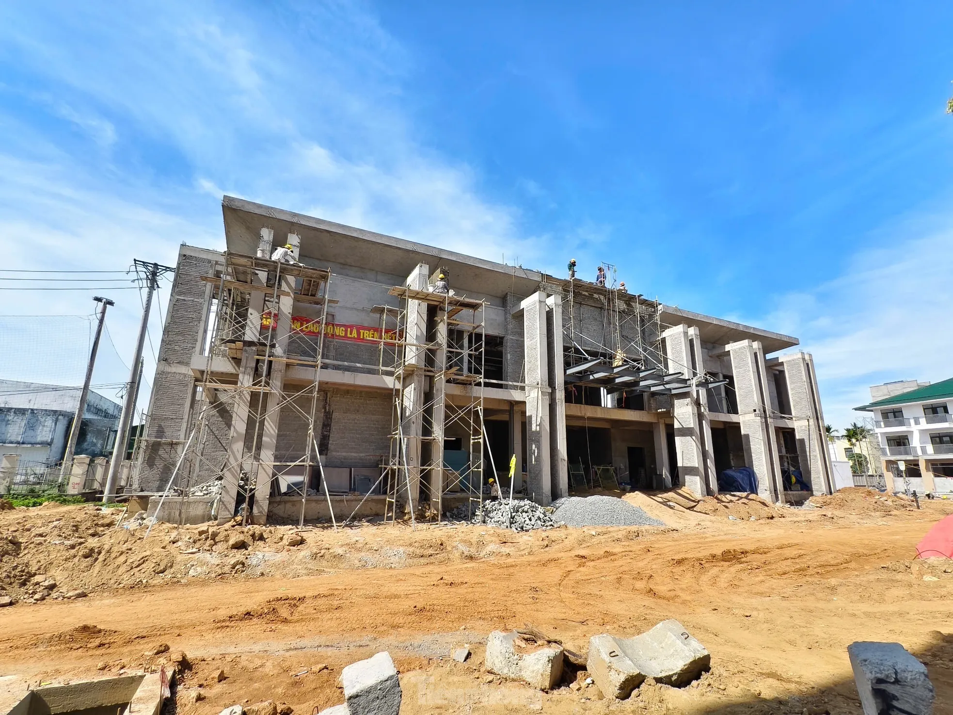 Thi công ngày đêm hoàn thiện nhà công vụ cho hơn 1.100 cán bộ Kon Tum sau sáp nhập ảnh 4