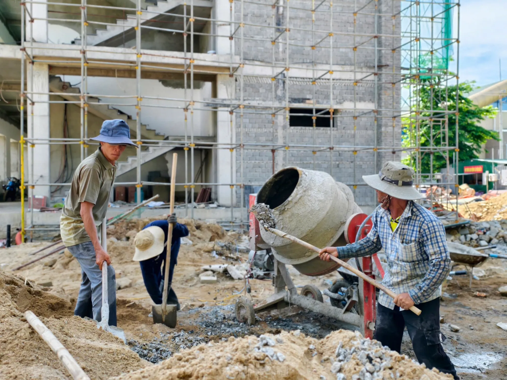 Thi công ngày đêm hoàn thiện nhà công vụ cho hơn 1.100 cán bộ Kon Tum sau sáp nhập ảnh 17