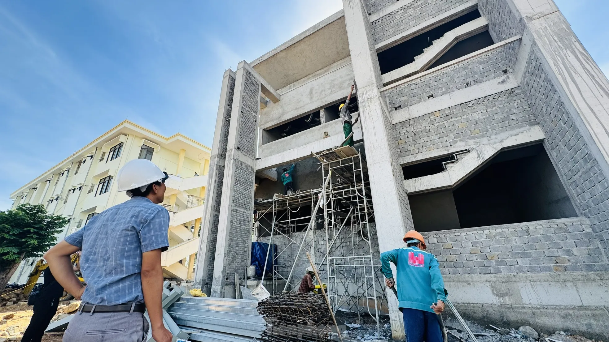Thi công ngày đêm hoàn thiện nhà công vụ cho hơn 1.100 cán bộ Kon Tum sau sáp nhập ảnh 5
