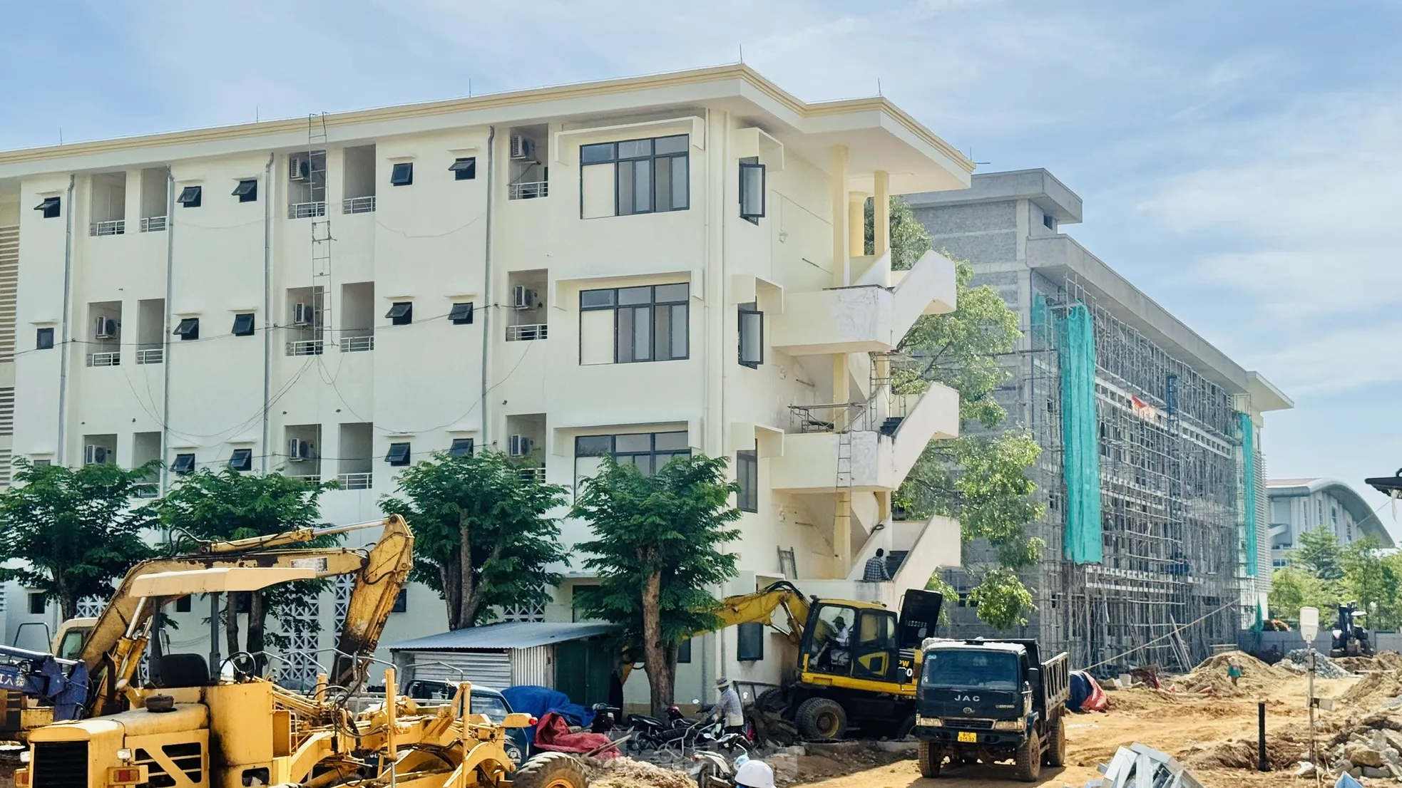 Thi công ngày đêm hoàn thiện nhà công vụ cho hơn 1.100 cán bộ Kon Tum sau sáp nhập ảnh 13