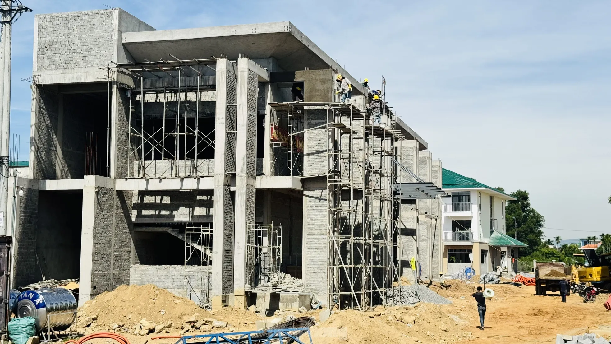 Thi công ngày đêm hoàn thiện nhà công vụ cho hơn 1.100 cán bộ Kon Tum sau sáp nhập ảnh 6