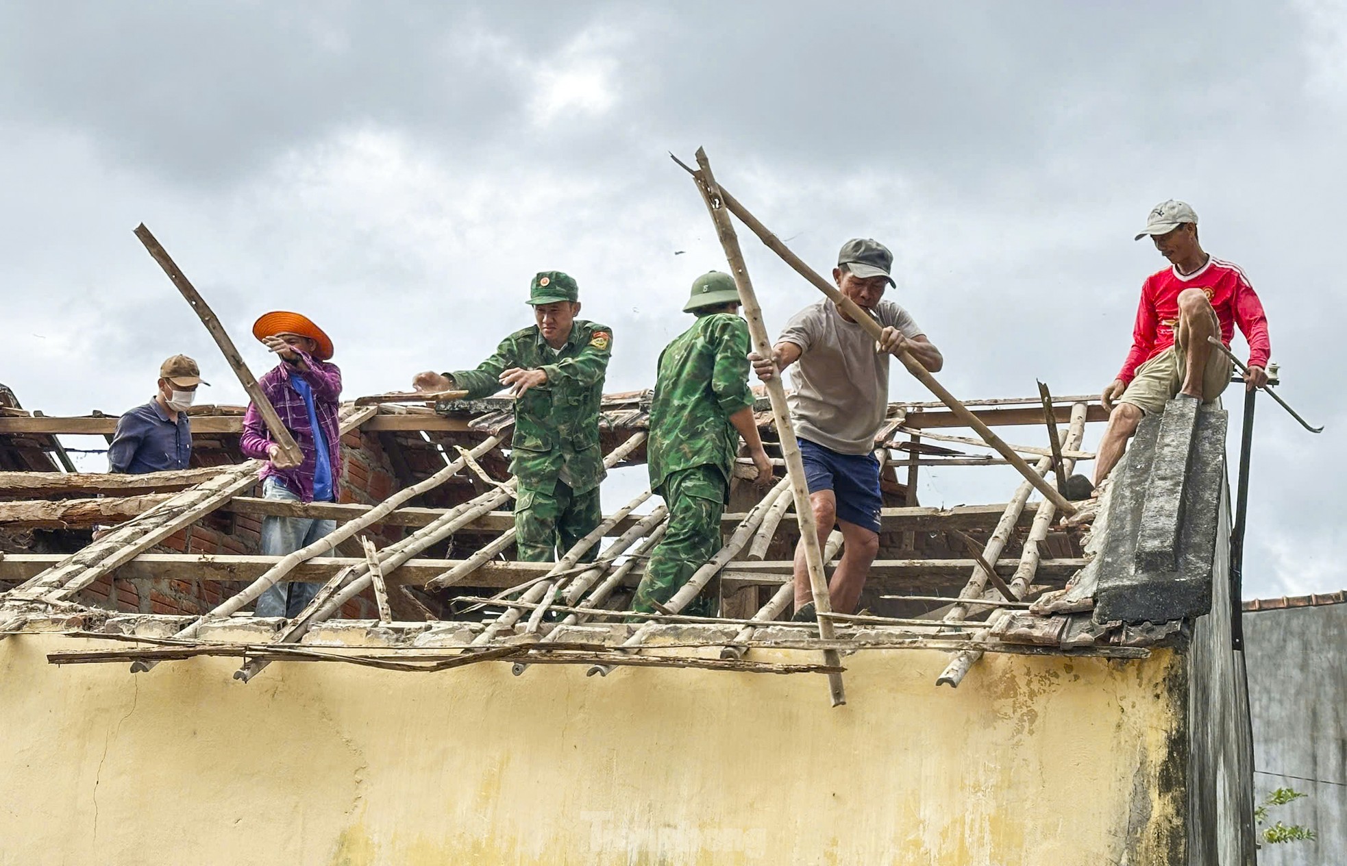 'Thay áo mới’ cho hàng ngàn ngôi nhà tạm, dột nát ở Bình Định ảnh 4