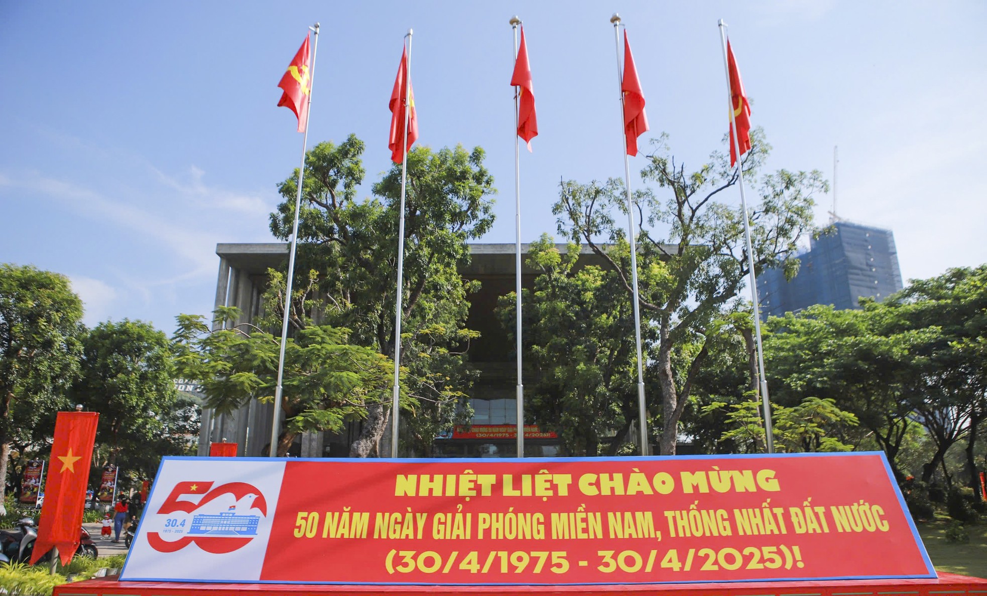 Người dân Bình Định xuống phố check-in, lưu giữ khoảnh khắc đáng nhớ trong ngày lịch sử ảnh 1