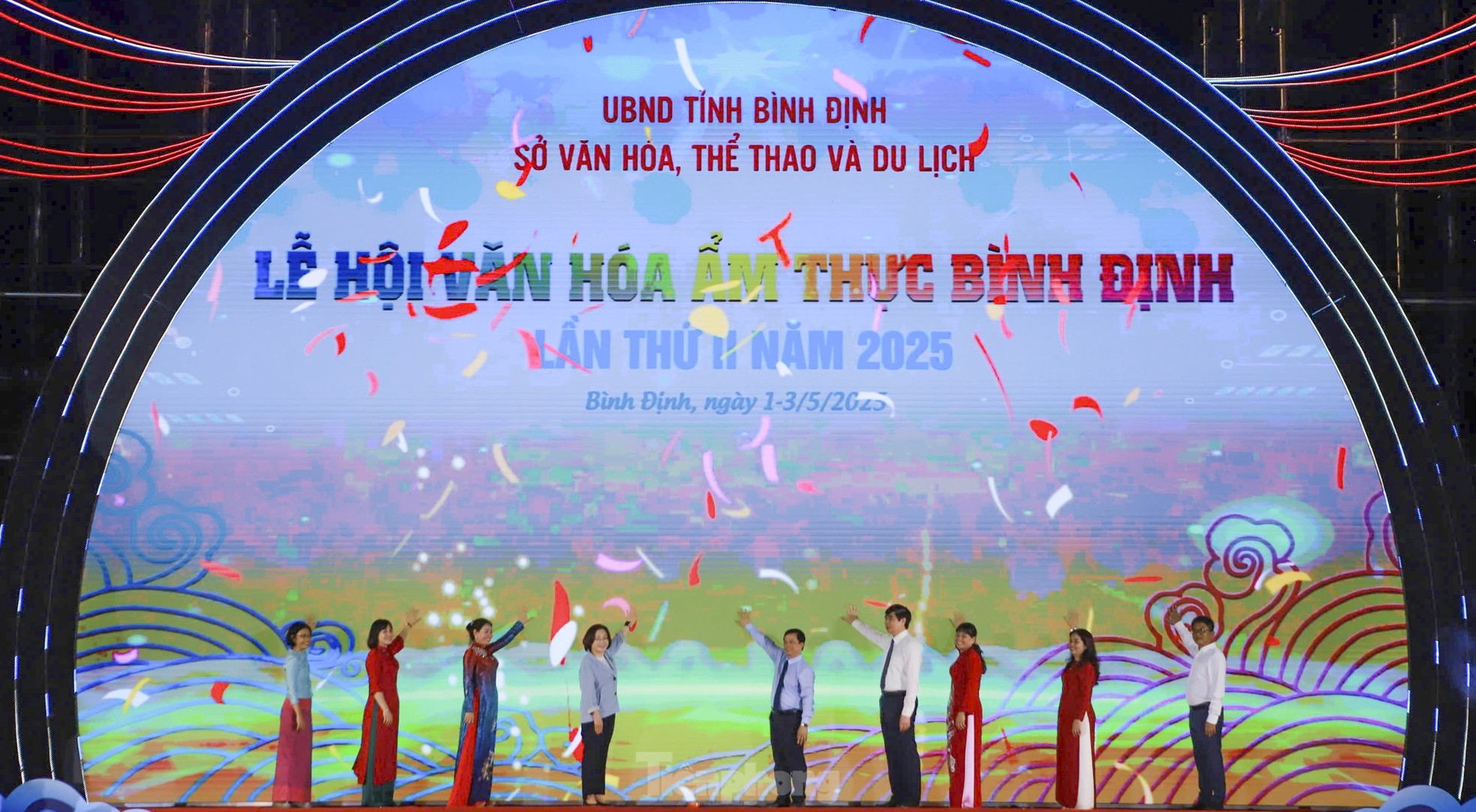Chen chân thưởng thức ẩm thực ở phố biển Quy Nhơn ảnh 1
