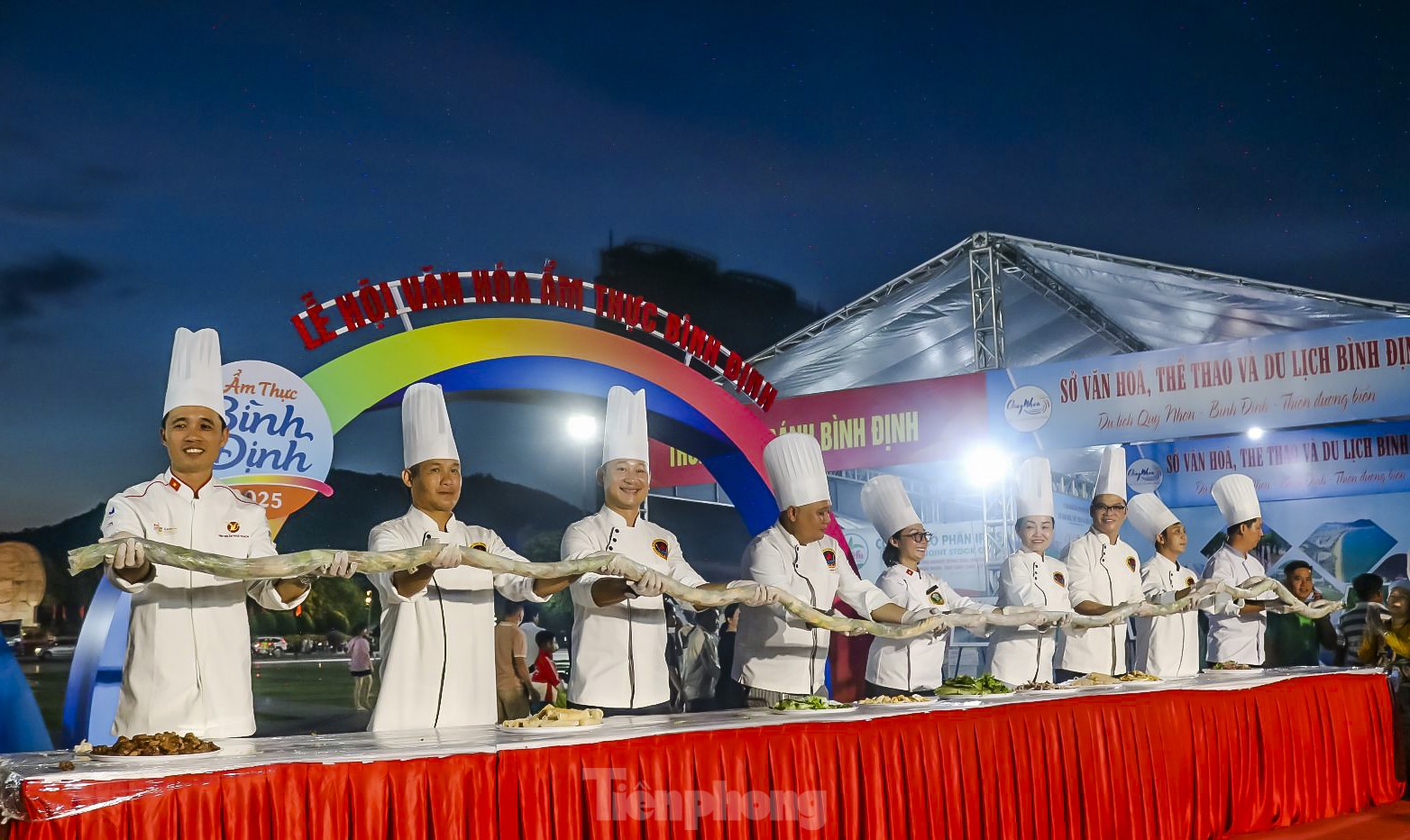 Chen chân thưởng thức ẩm thực ở phố biển Quy Nhơn ảnh 5