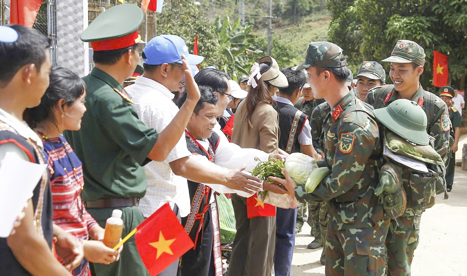 'Thay áo mới’ cho hàng ngàn ngôi nhà tạm, dột nát ở Bình Định ảnh 8