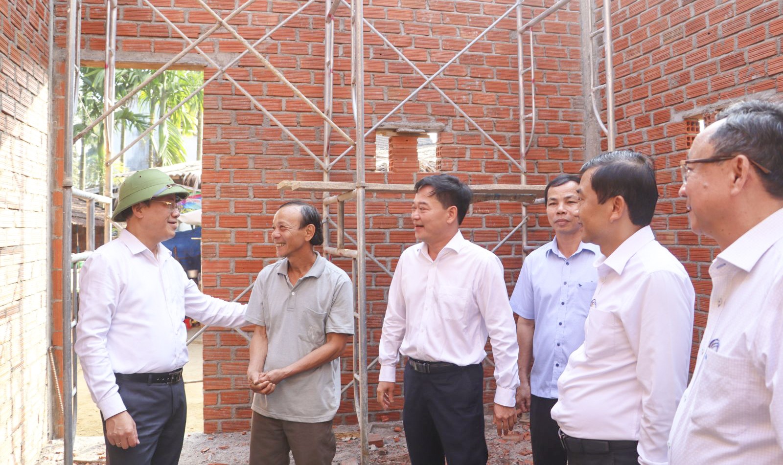 'Thay áo mới’ cho hàng ngàn ngôi nhà tạm, dột nát ở Bình Định ảnh 5