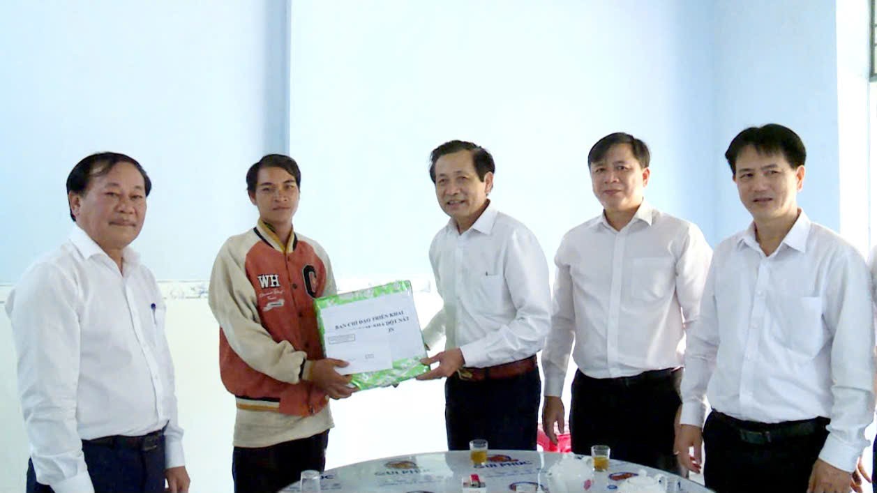 'Thay áo mới’ cho hàng ngàn ngôi nhà tạm, dột nát ở Bình Định ảnh 2