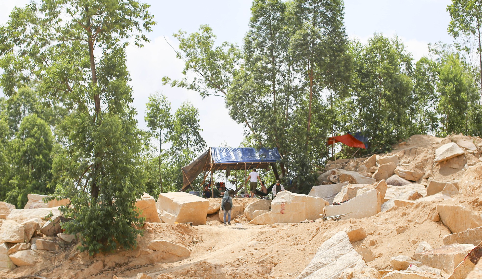Cận cảnh 'đại công trường' khai thác đá trái phép trên núi Hòn Chà ảnh 9