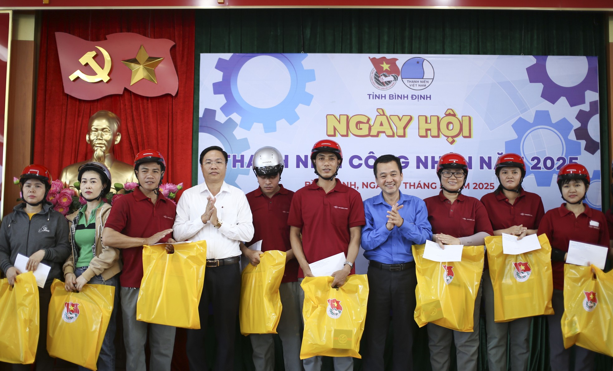 Ấm áp ‘Gian hàng 0 đồng’ cho thanh niên công nhân ảnh 3
