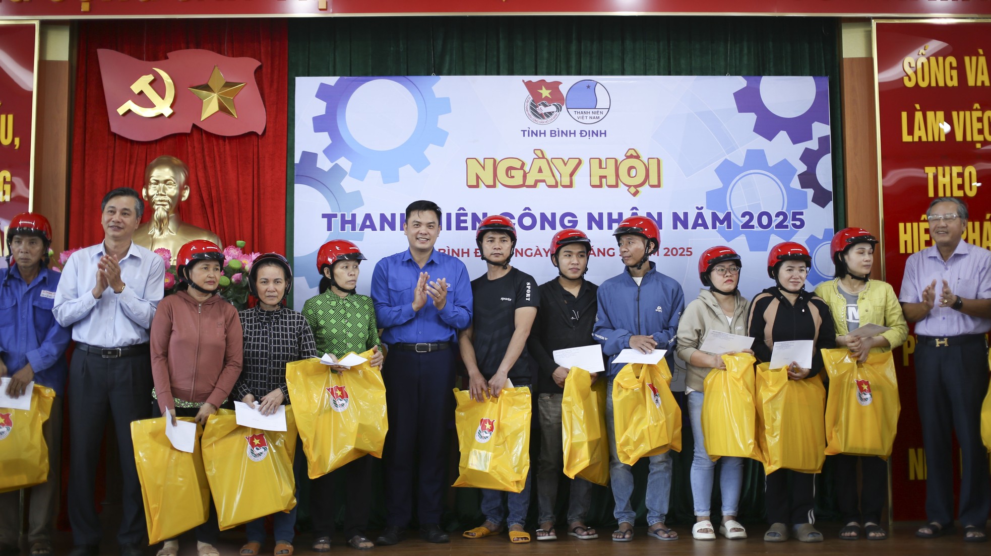 Ấm áp ‘Gian hàng 0 đồng’ cho thanh niên công nhân ảnh 4