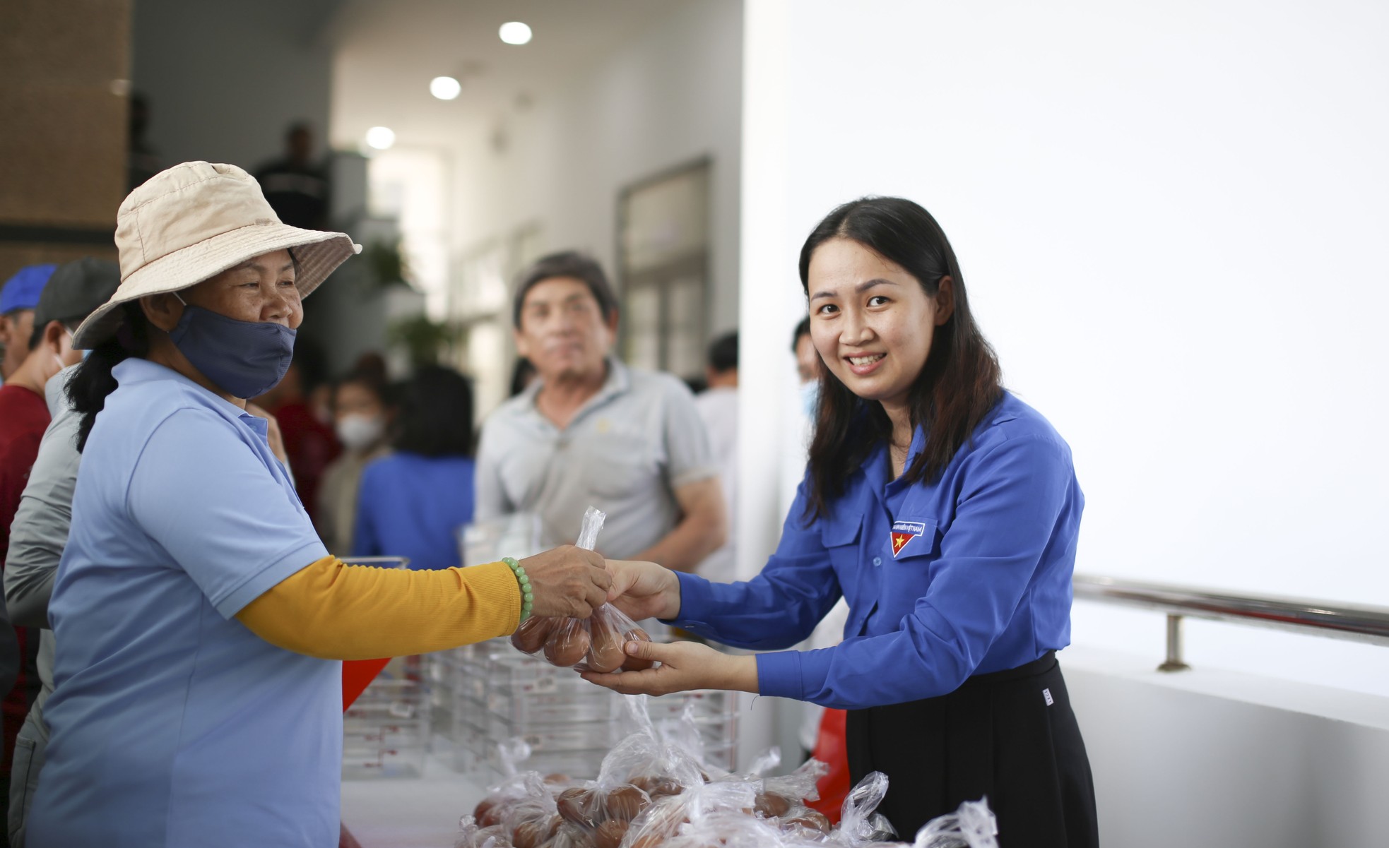Ấm áp ‘Gian hàng 0 đồng’ cho thanh niên công nhân ảnh 8