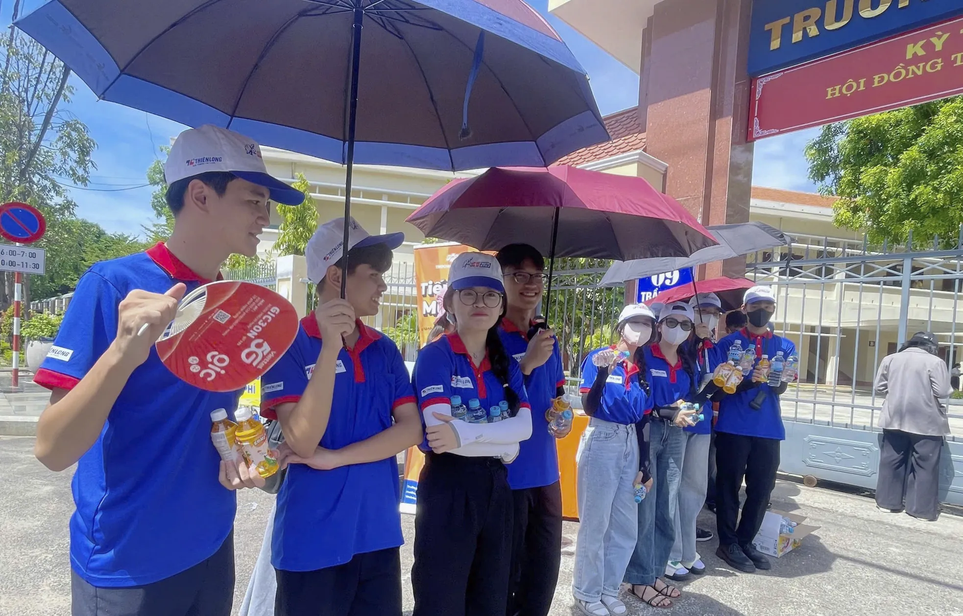Nụ cười từ 'áo xanh' đất võ, Đà Nẵng tiếp sức thi tốt nghiệp THPT Quốc gia 2025 ảnh 14