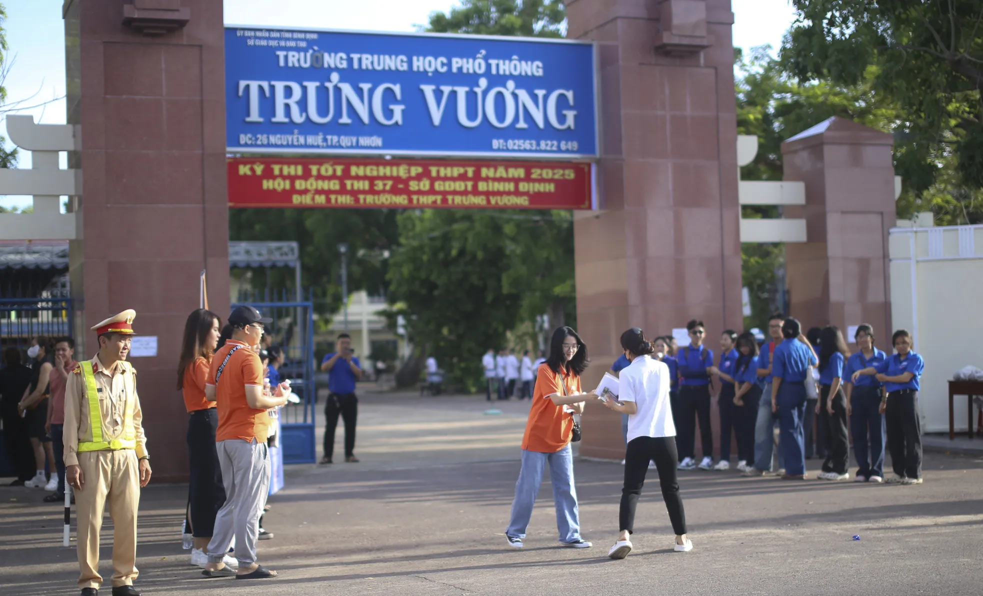 Nụ cười từ 'áo xanh' đất võ, Đà Nẵng tiếp sức thi tốt nghiệp THPT Quốc gia 2025 ảnh 12