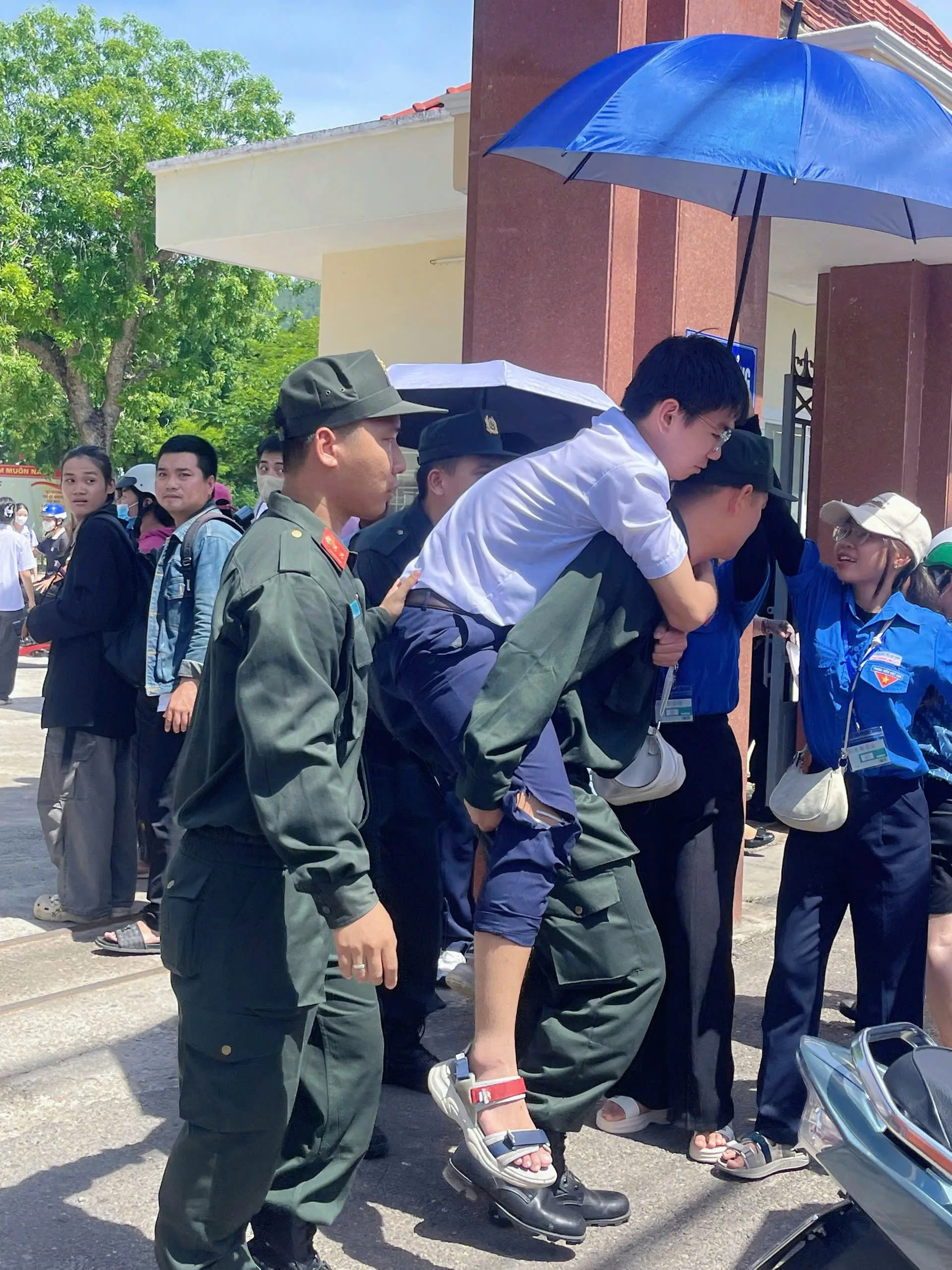 Nụ cười từ 'áo xanh' đất võ, Đà Nẵng tiếp sức thi tốt nghiệp THPT Quốc gia 2025 ảnh 19