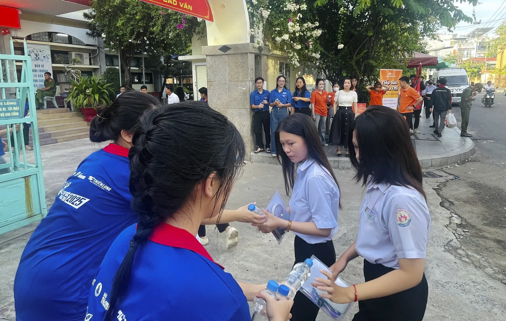 Nụ cười từ 'áo xanh' đất võ, Đà Nẵng tiếp sức thi tốt nghiệp THPT Quốc gia 2025 ảnh 15