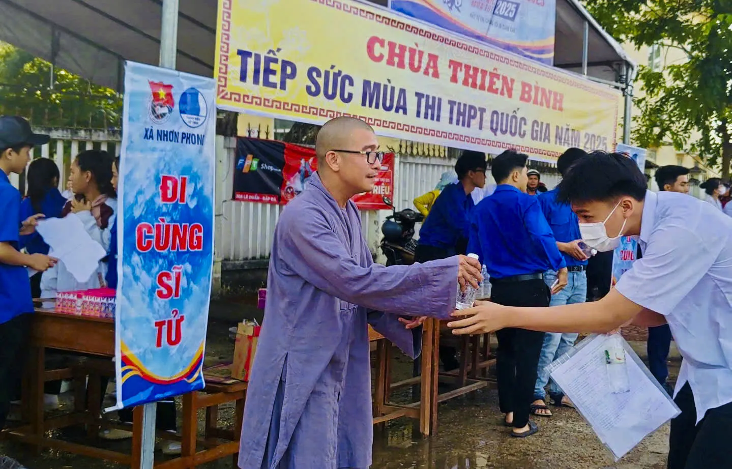 Nụ cười từ 'áo xanh' đất võ, Đà Nẵng tiếp sức thi tốt nghiệp THPT Quốc gia 2025 ảnh 16