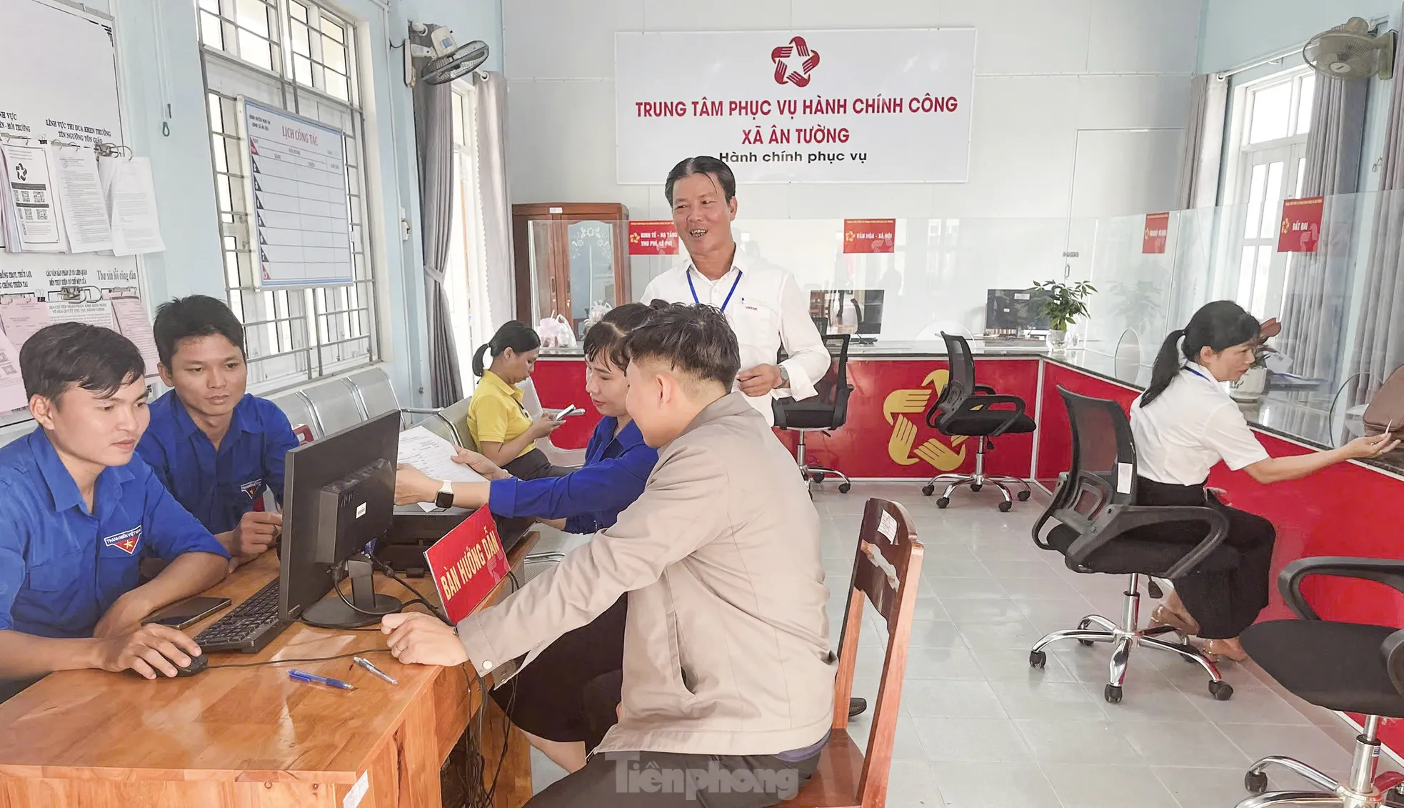 Tuổi trẻ Gia Lai thường trực hỗ trợ người dân những ngày đầu thực hiện chính quyền 2 cấp ảnh 7