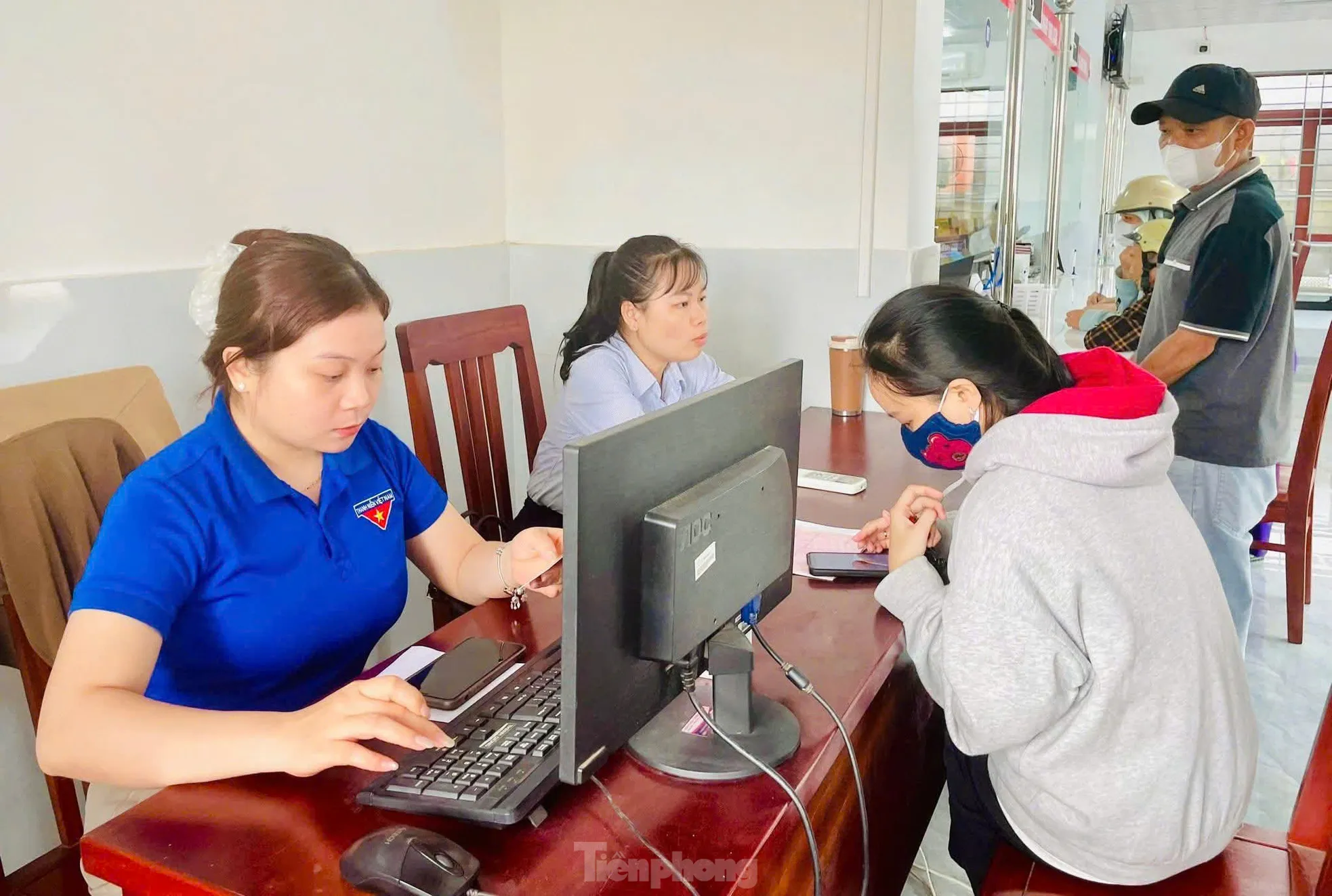 Tuổi trẻ Gia Lai thường trực hỗ trợ người dân những ngày đầu thực hiện chính quyền 2 cấp ảnh 9