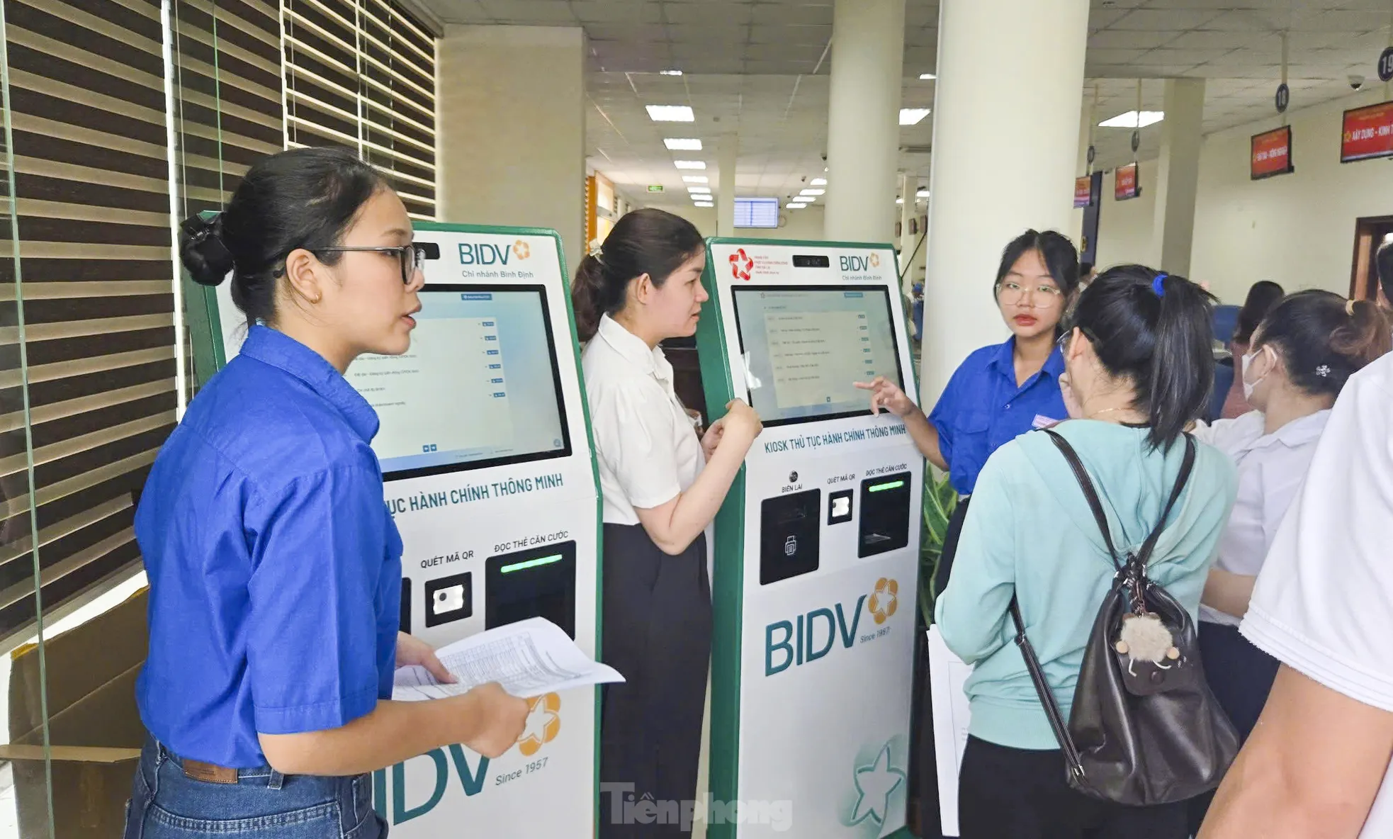 Tuổi trẻ Gia Lai thường trực hỗ trợ người dân những ngày đầu thực hiện chính quyền 2 cấp ảnh 1