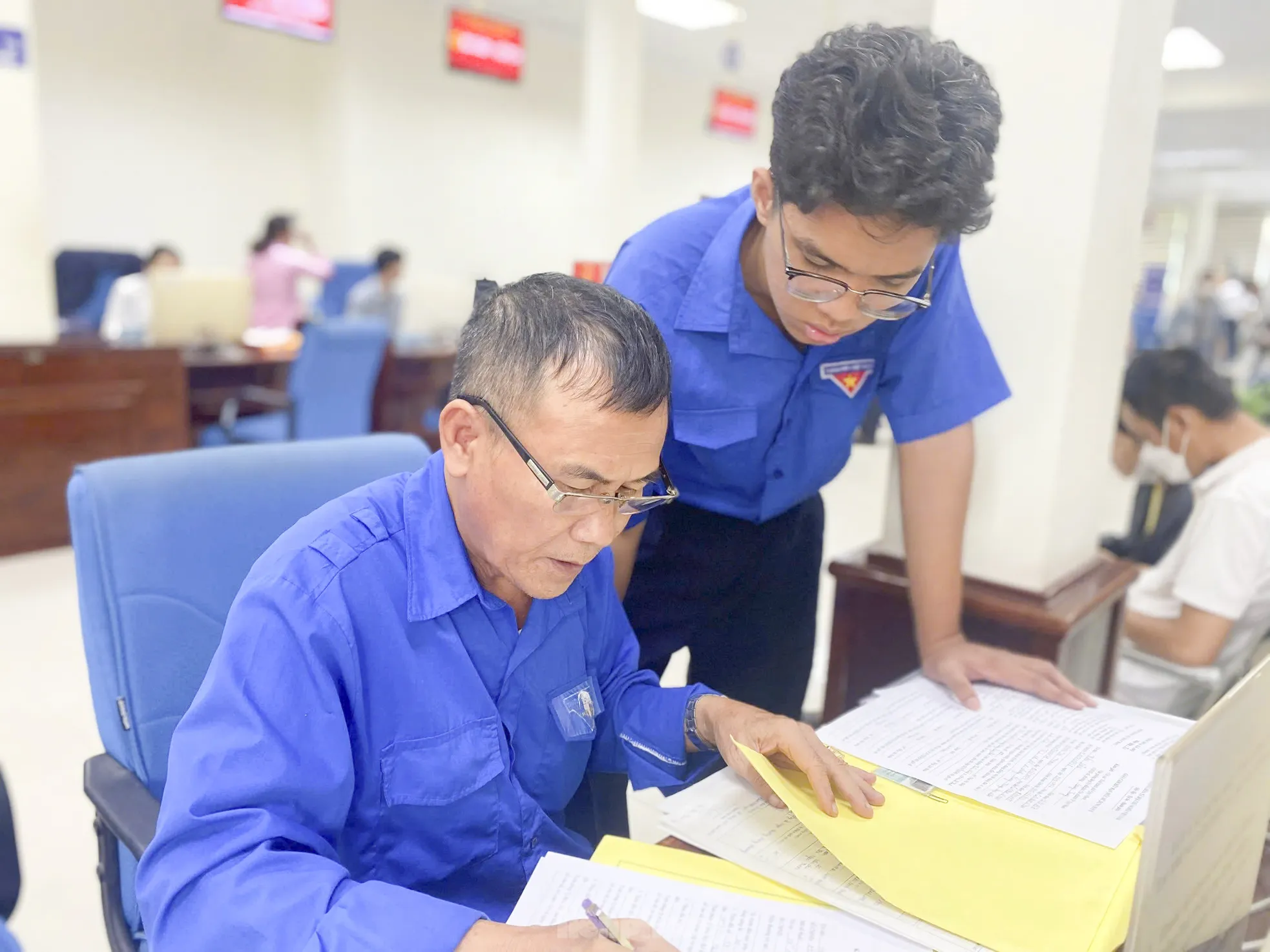 Tuổi trẻ Gia Lai thường trực hỗ trợ người dân những ngày đầu thực hiện chính quyền 2 cấp ảnh 3