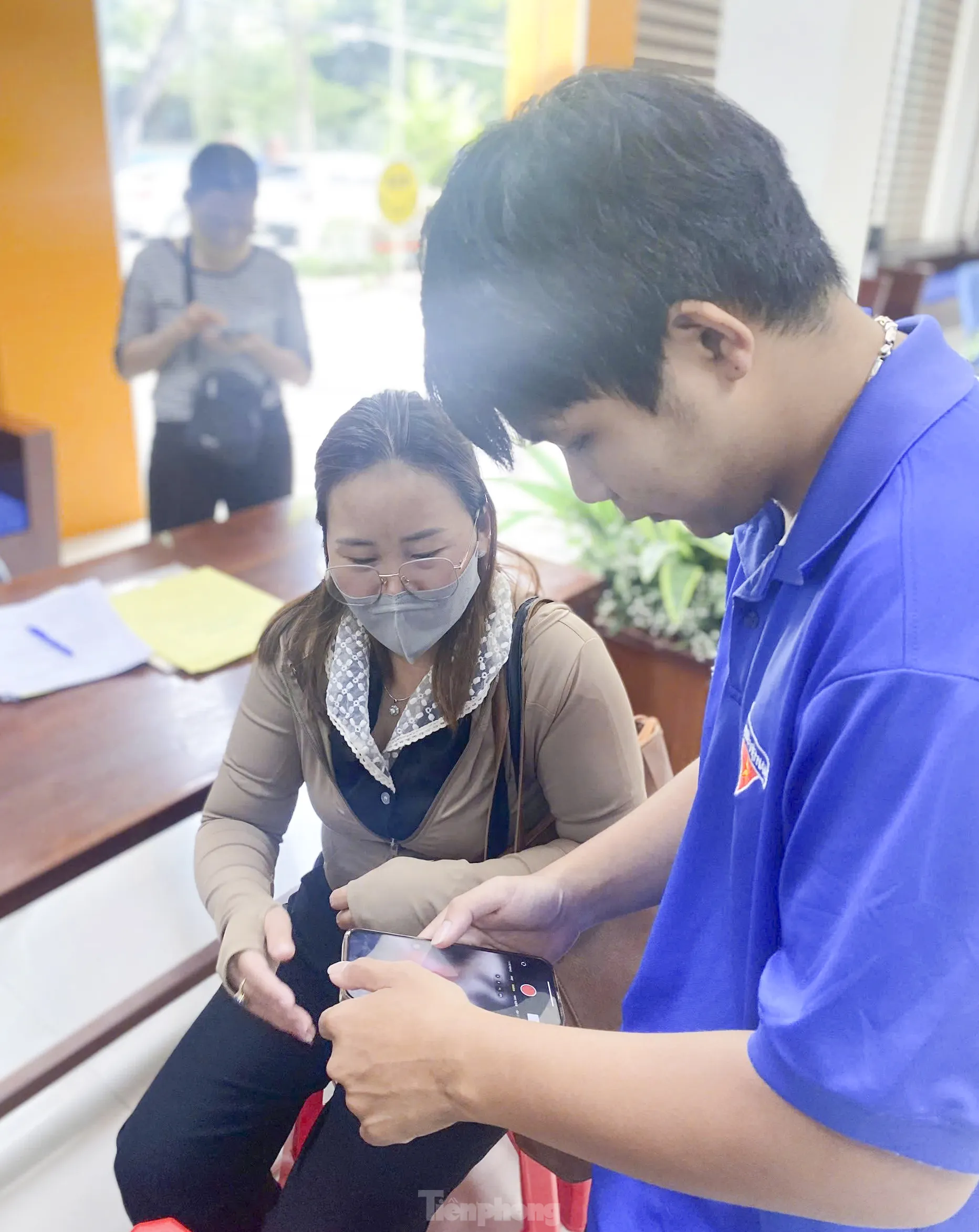 Tuổi trẻ Gia Lai thường trực hỗ trợ người dân những ngày đầu thực hiện chính quyền 2 cấp ảnh 4
