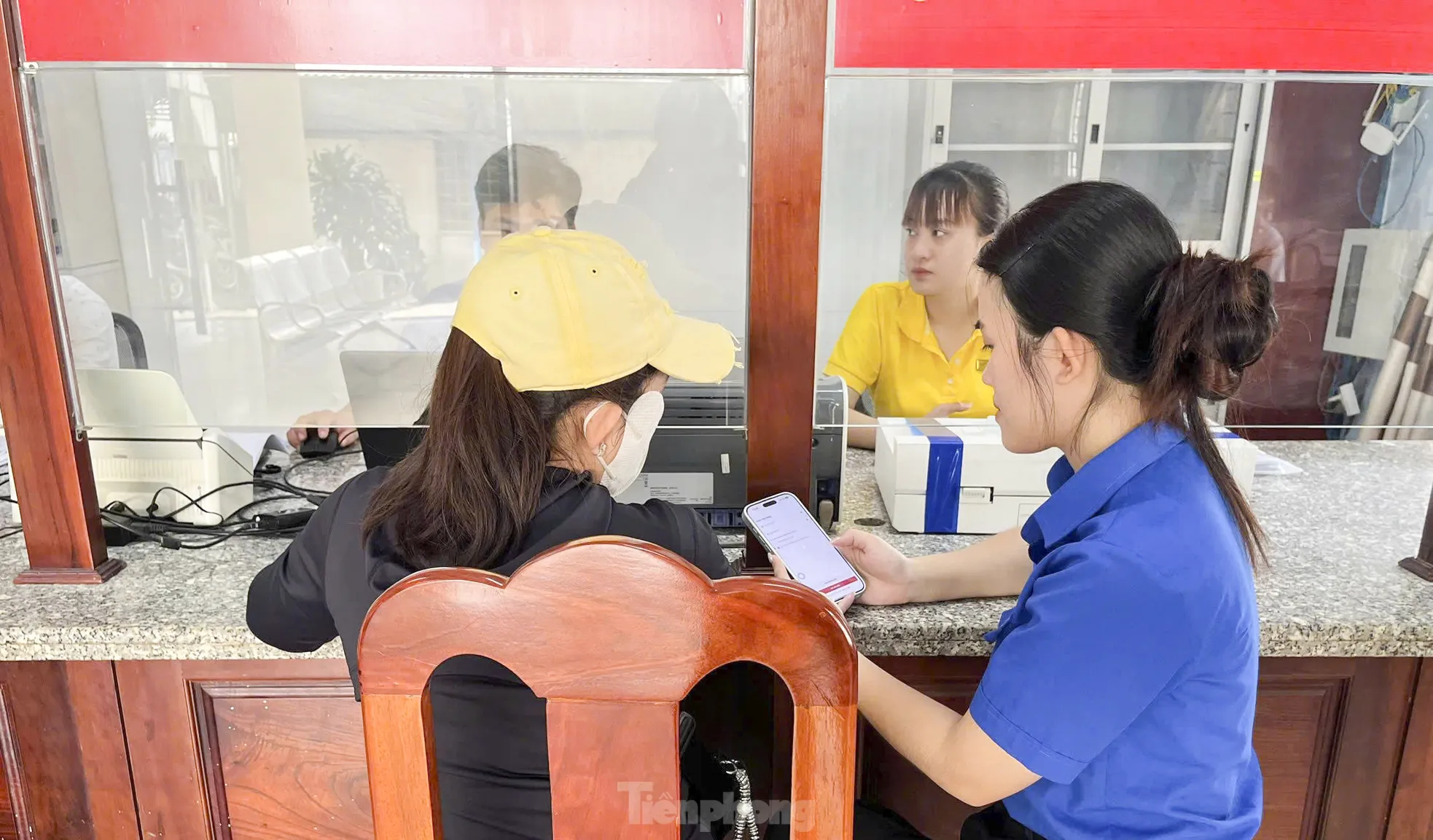 Tuổi trẻ Gia Lai thường trực hỗ trợ người dân những ngày đầu thực hiện chính quyền 2 cấp ảnh 2