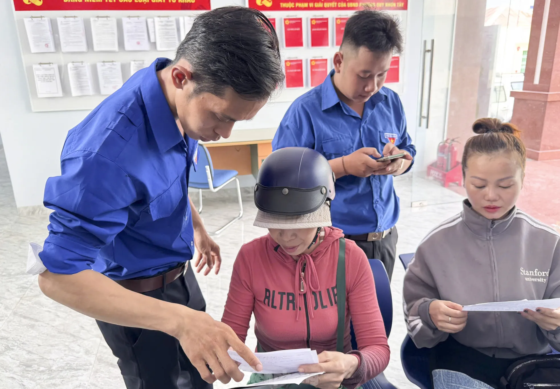 Tuổi trẻ Gia Lai thường trực hỗ trợ người dân những ngày đầu thực hiện chính quyền 2 cấp ảnh 6
