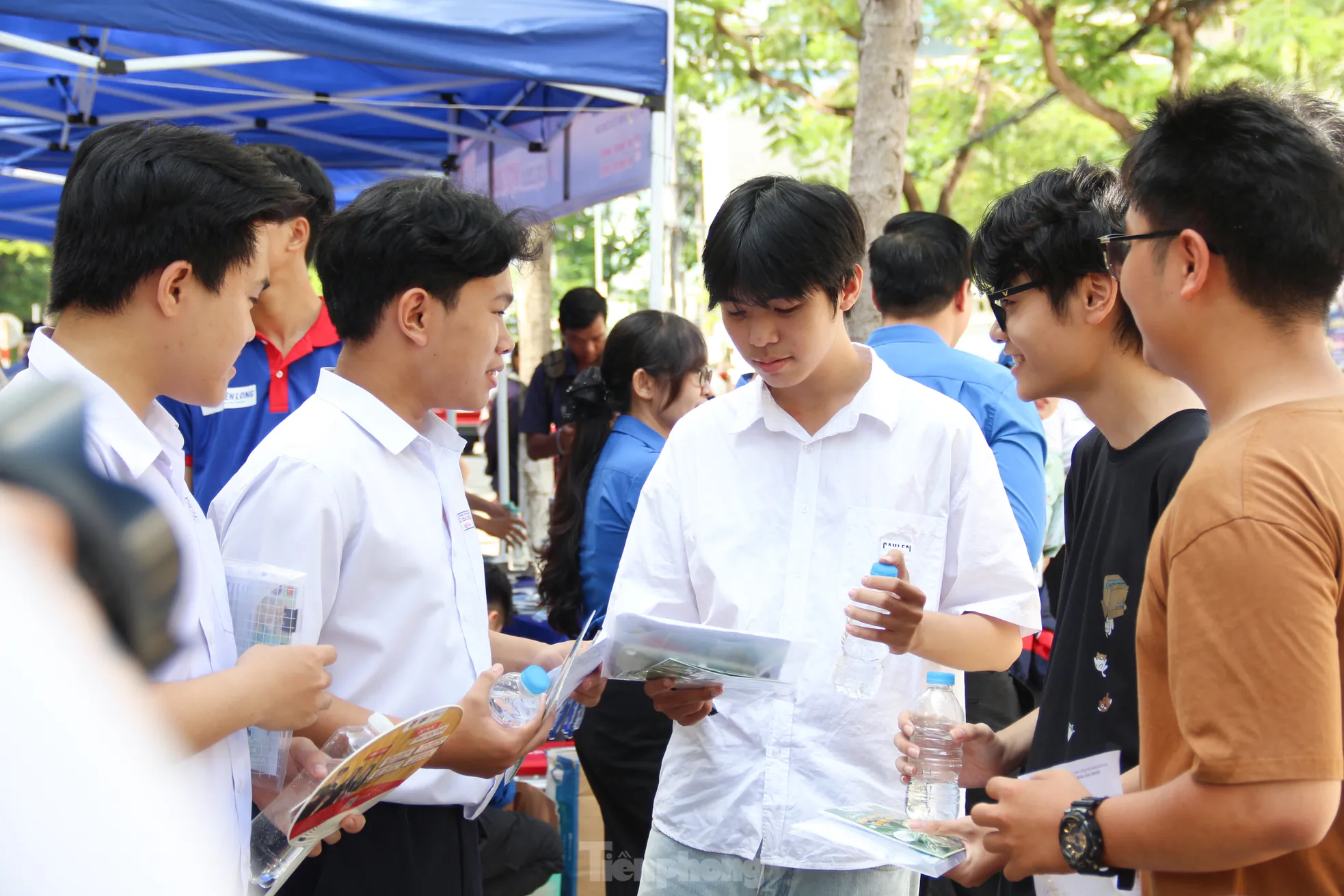 Nụ cười từ 'áo xanh' đất võ, Đà Nẵng tiếp sức thi tốt nghiệp THPT Quốc gia 2025 ảnh 9