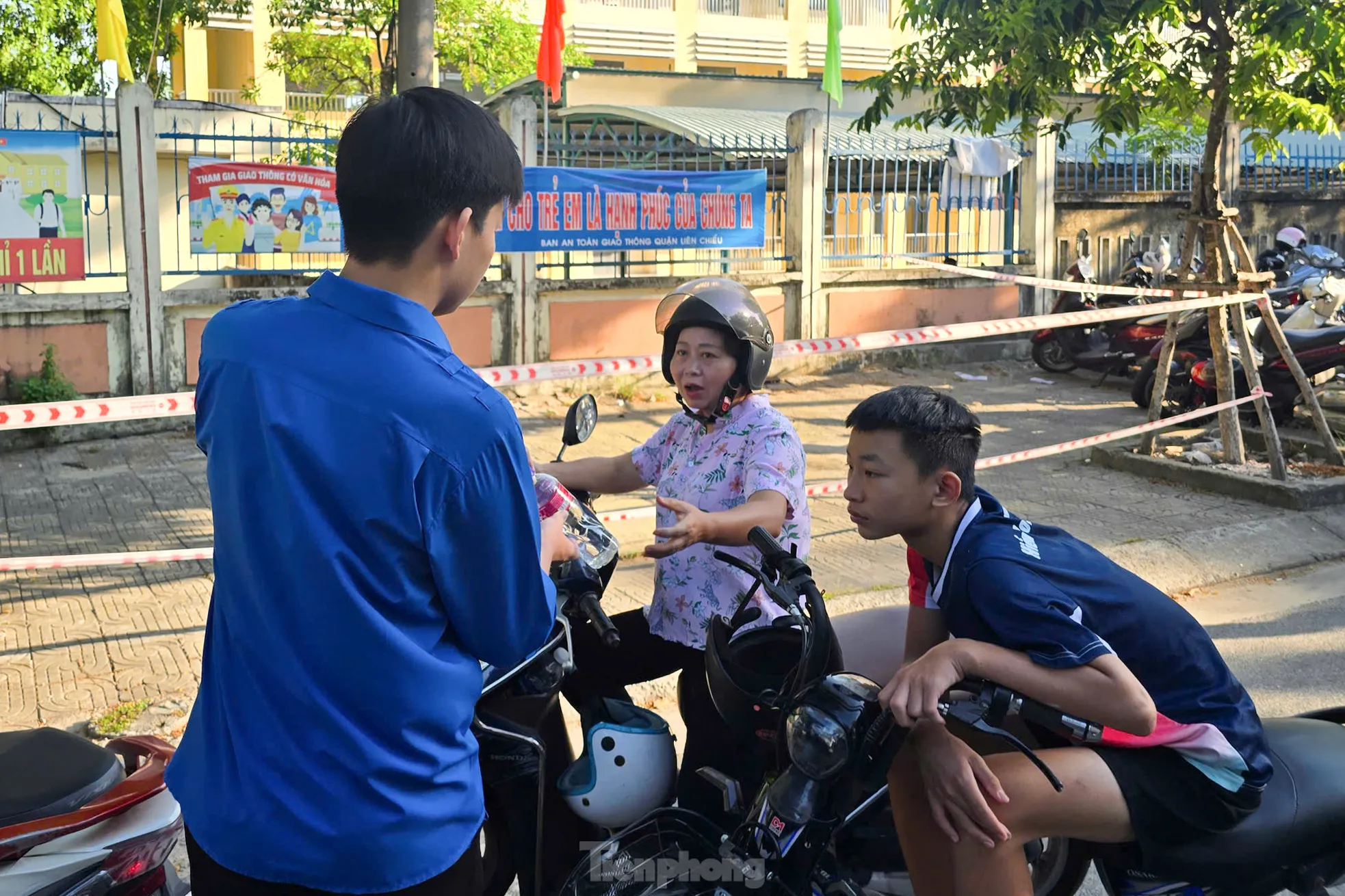 Nụ cười từ 'áo xanh' đất võ, Đà Nẵng tiếp sức thi tốt nghiệp THPT Quốc gia 2025 ảnh 5
