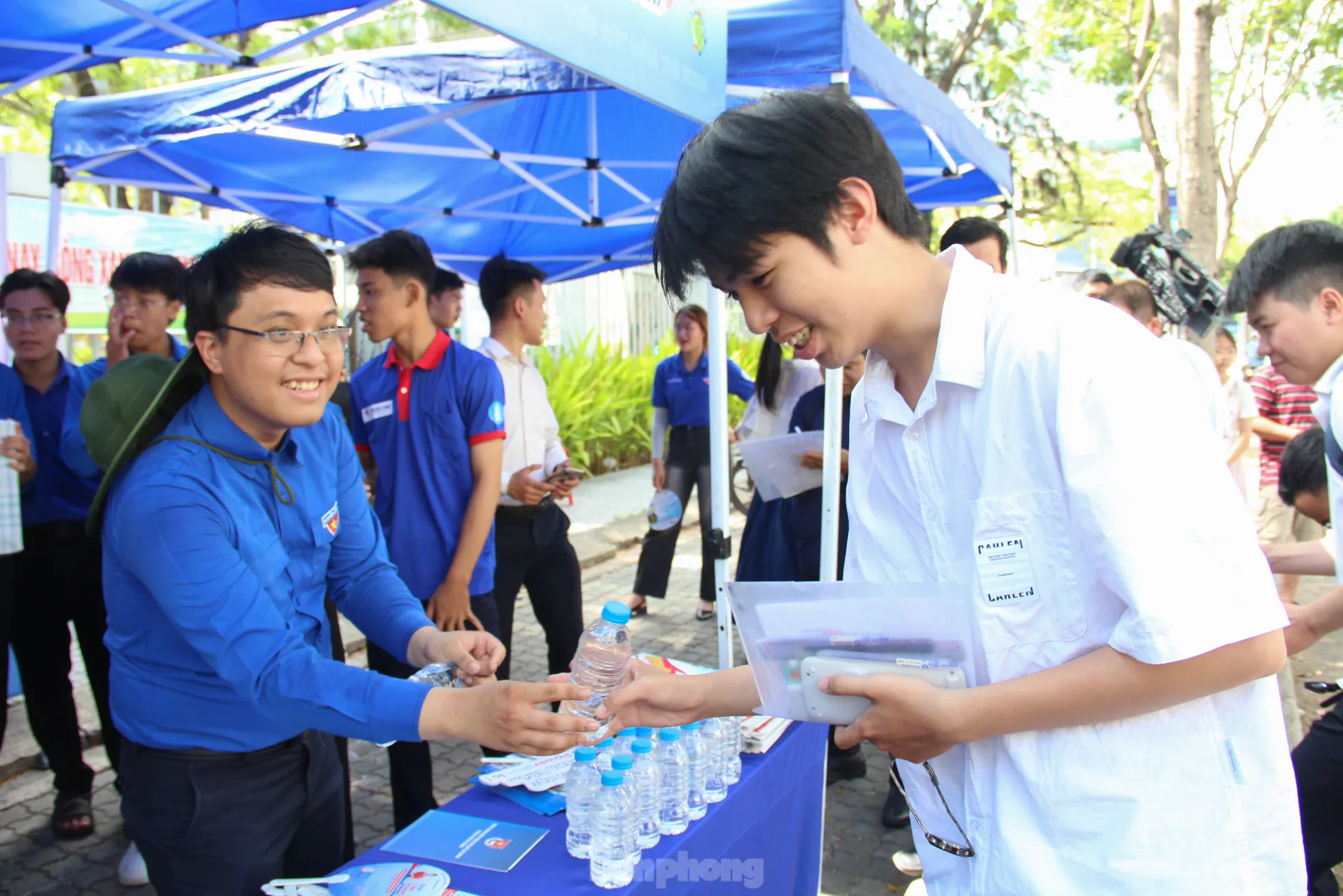 Nụ cười từ 'áo xanh' đất võ, Đà Nẵng tiếp sức thi tốt nghiệp THPT Quốc gia 2025 ảnh 1