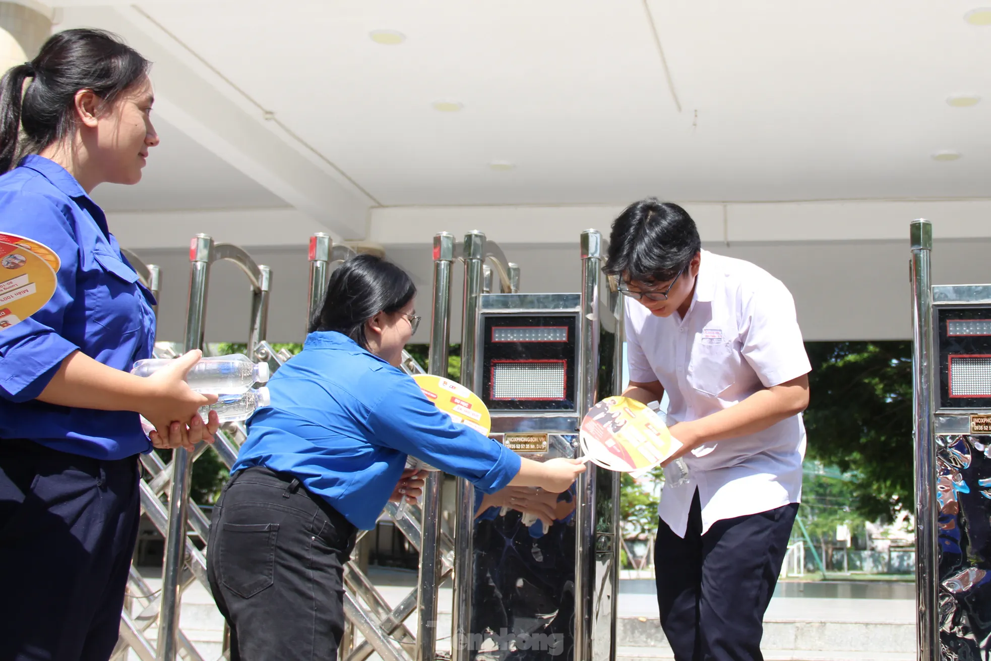 Nụ cười từ 'áo xanh' đất võ, Đà Nẵng tiếp sức thi tốt nghiệp THPT Quốc gia 2025 ảnh 7