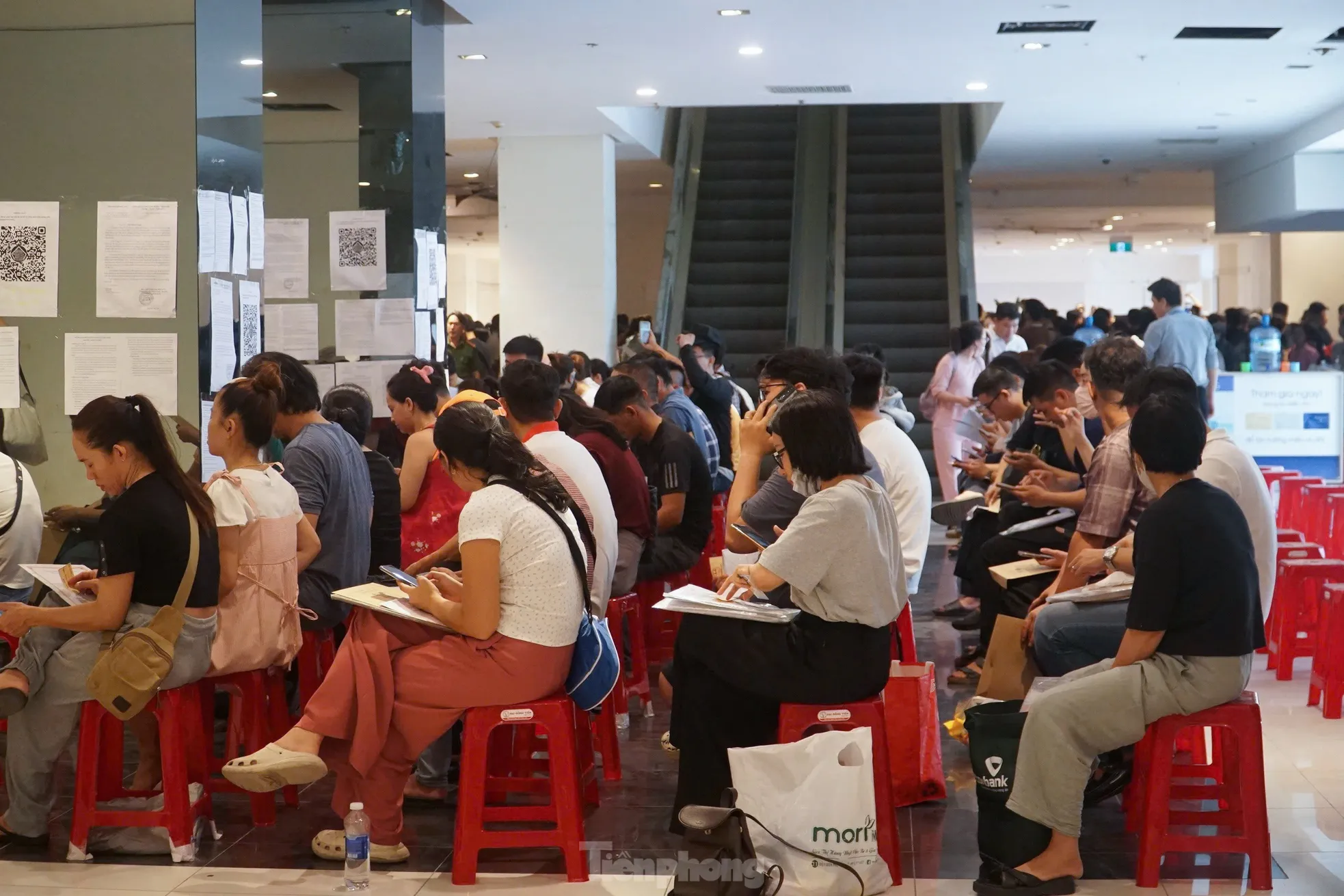 Hàng trăm người 'rồng rắn' xếp hàng mua dự án nhà ở xã hội 'hot' nhất ảnh 14