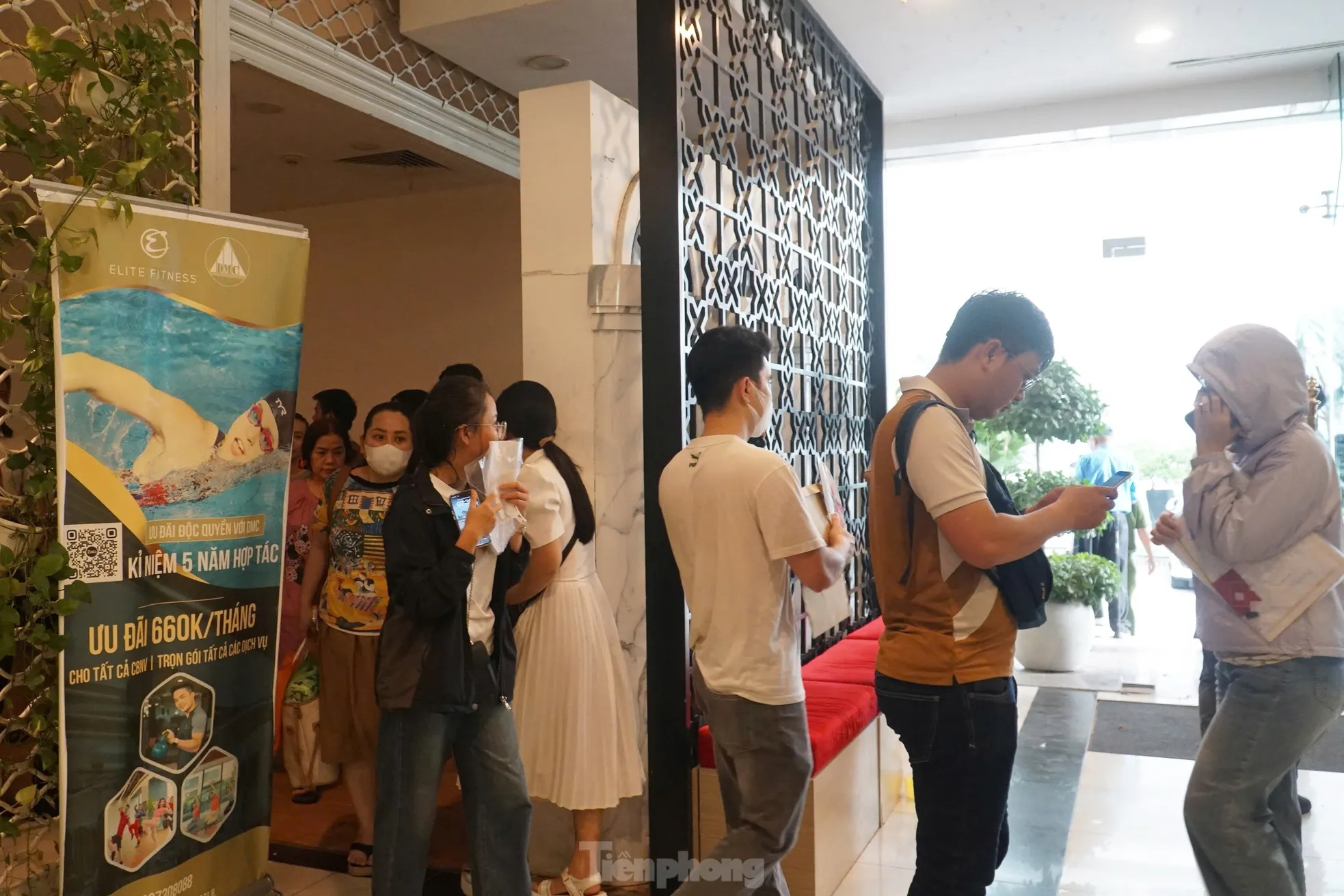 Hàng trăm người 'rồng rắn' xếp hàng mua dự án nhà ở xã hội 'hot' nhất ảnh 16