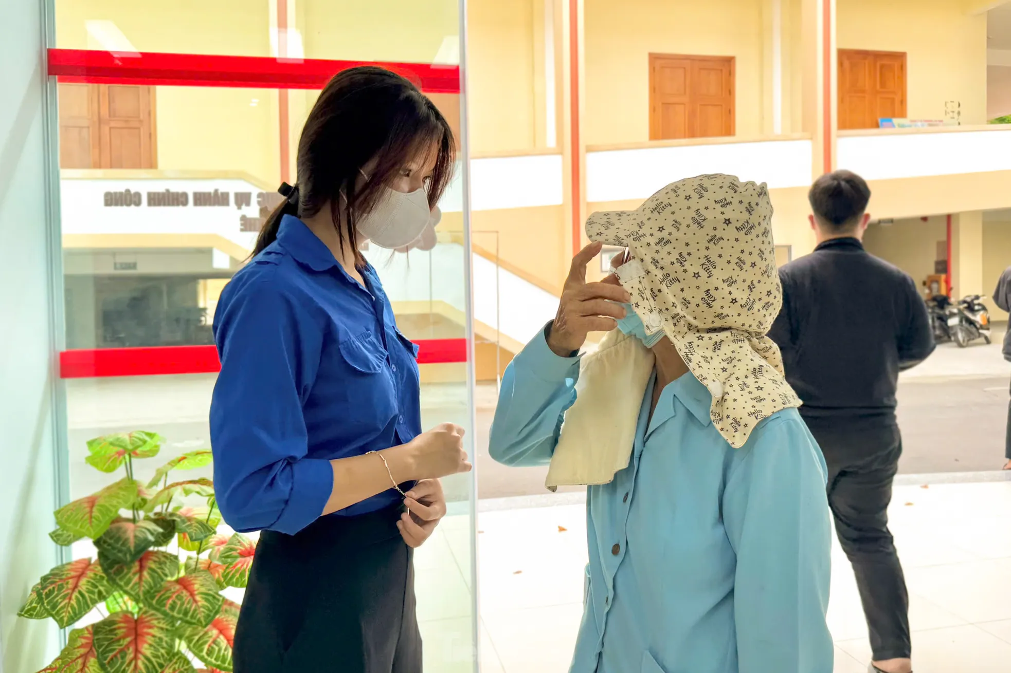 'Áo xanh' Đà Nẵng giúp người dân gỡ khó thủ tục tại các phường, xã mới ảnh 6