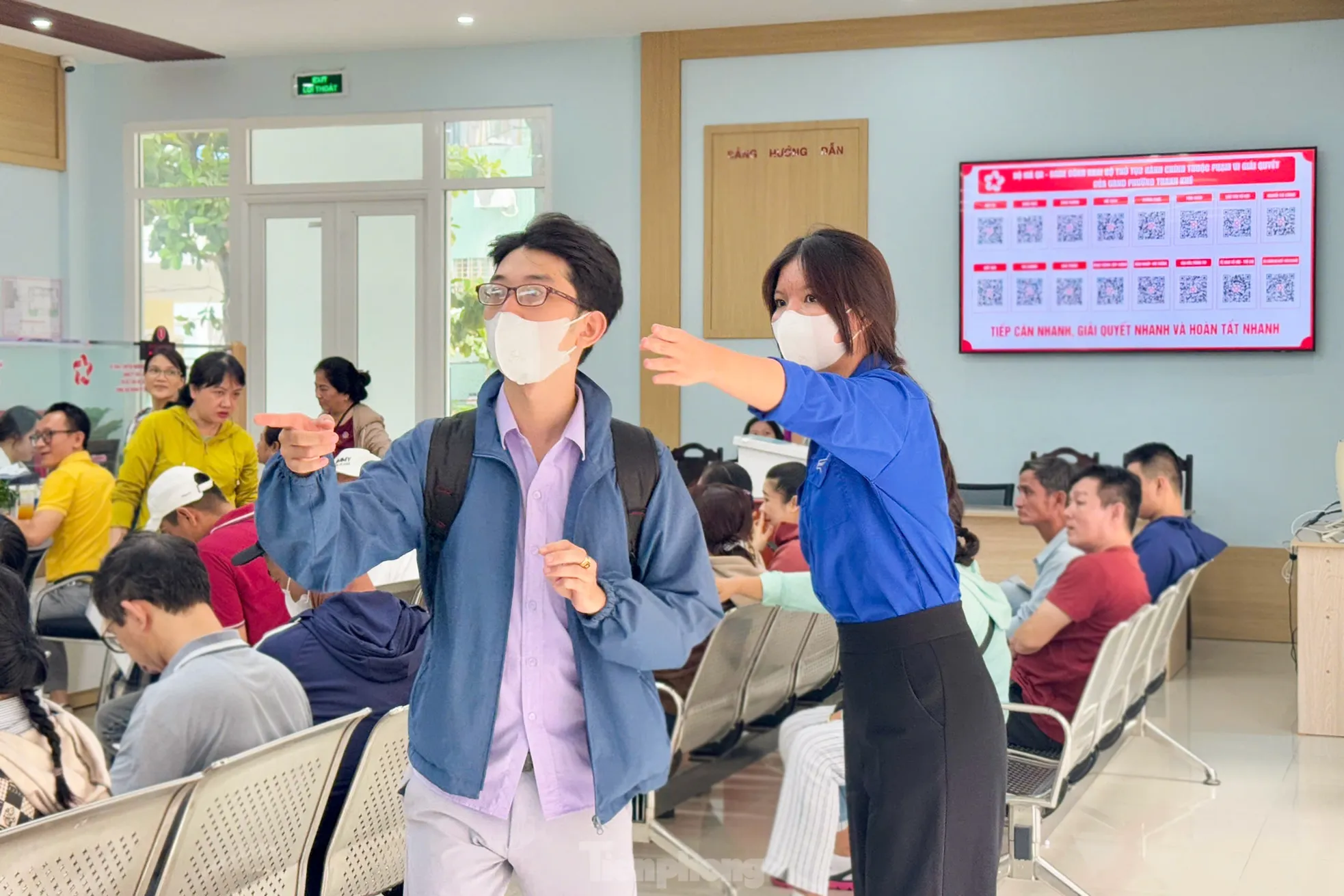 'Áo xanh' Đà Nẵng giúp người dân gỡ khó thủ tục tại các phường, xã mới ảnh 10