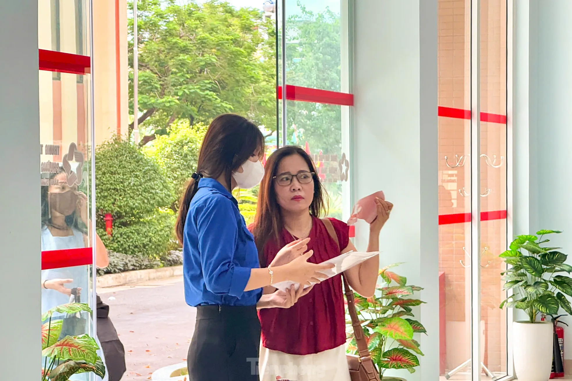 'Áo xanh' Đà Nẵng giúp người dân gỡ khó thủ tục tại các phường, xã mới ảnh 7
